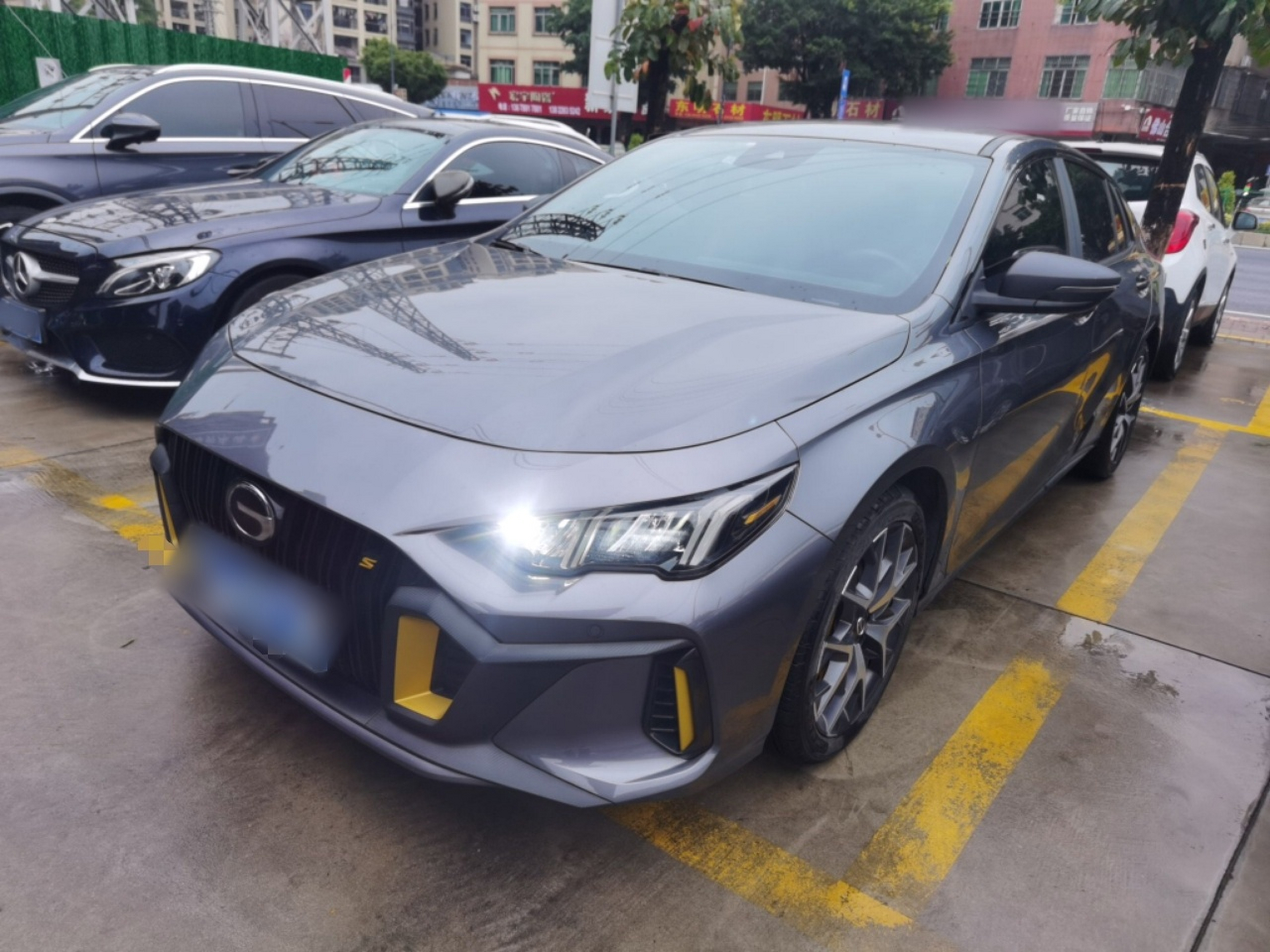 Под передней частью автомобиля