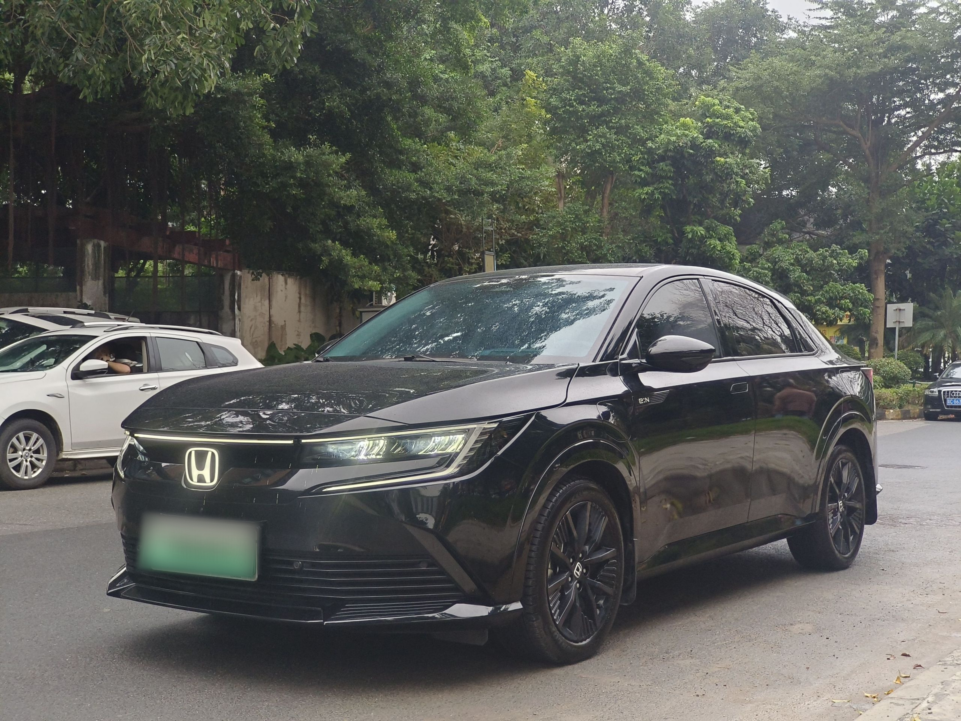 Под передней частью автомобиля