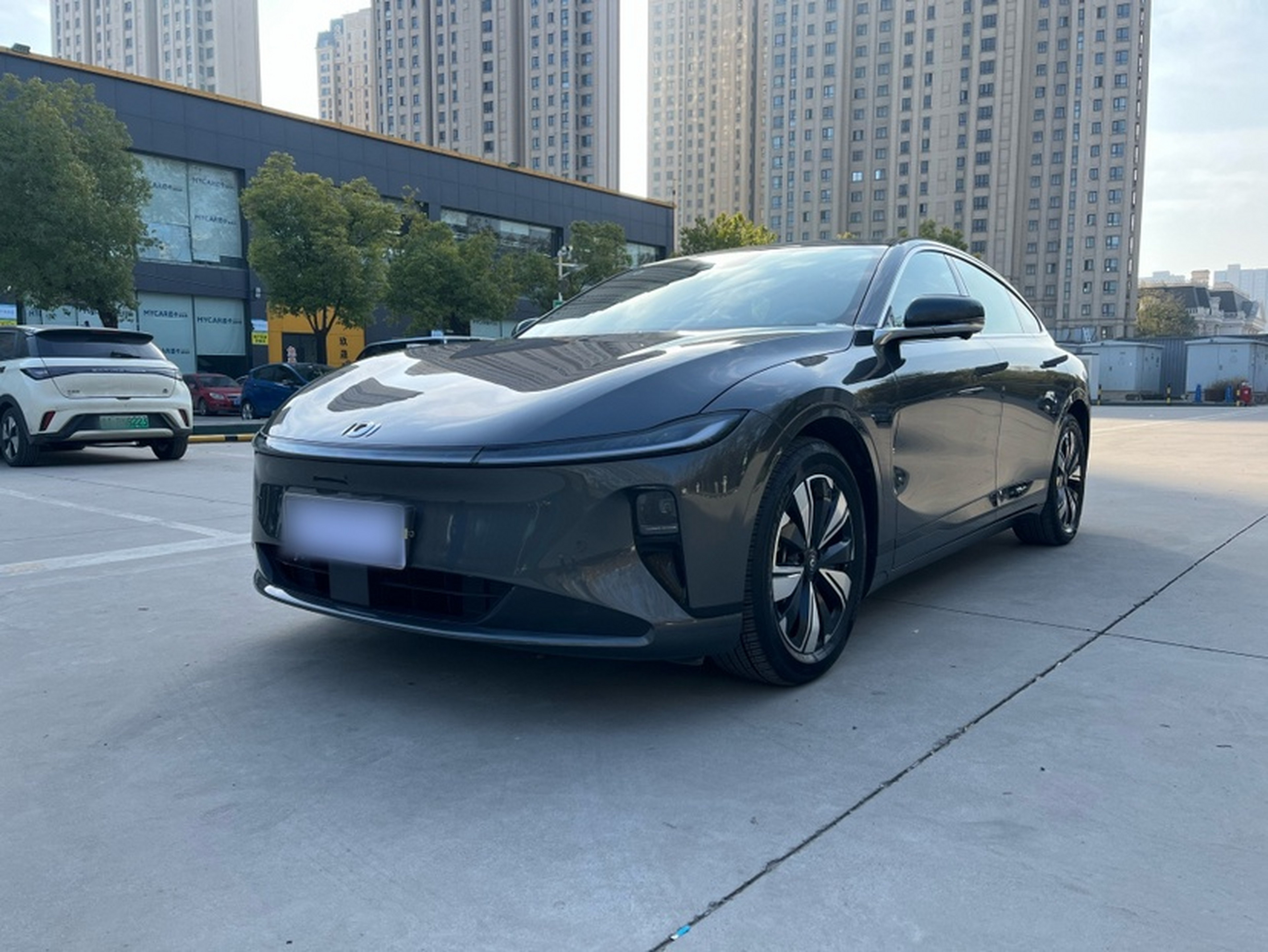 Под передней частью автомобиля