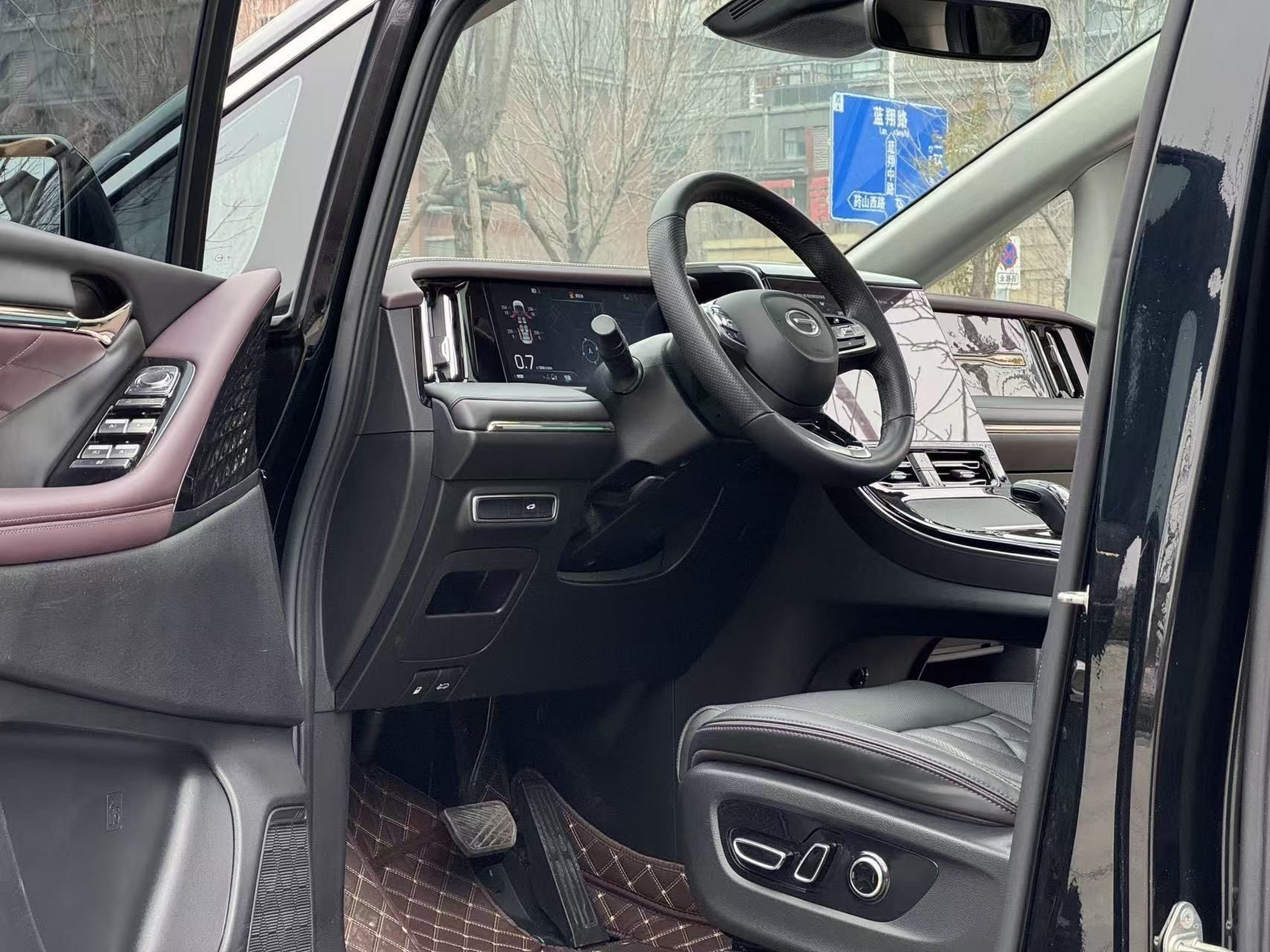 المقاعد الأمامية داخل السيارة