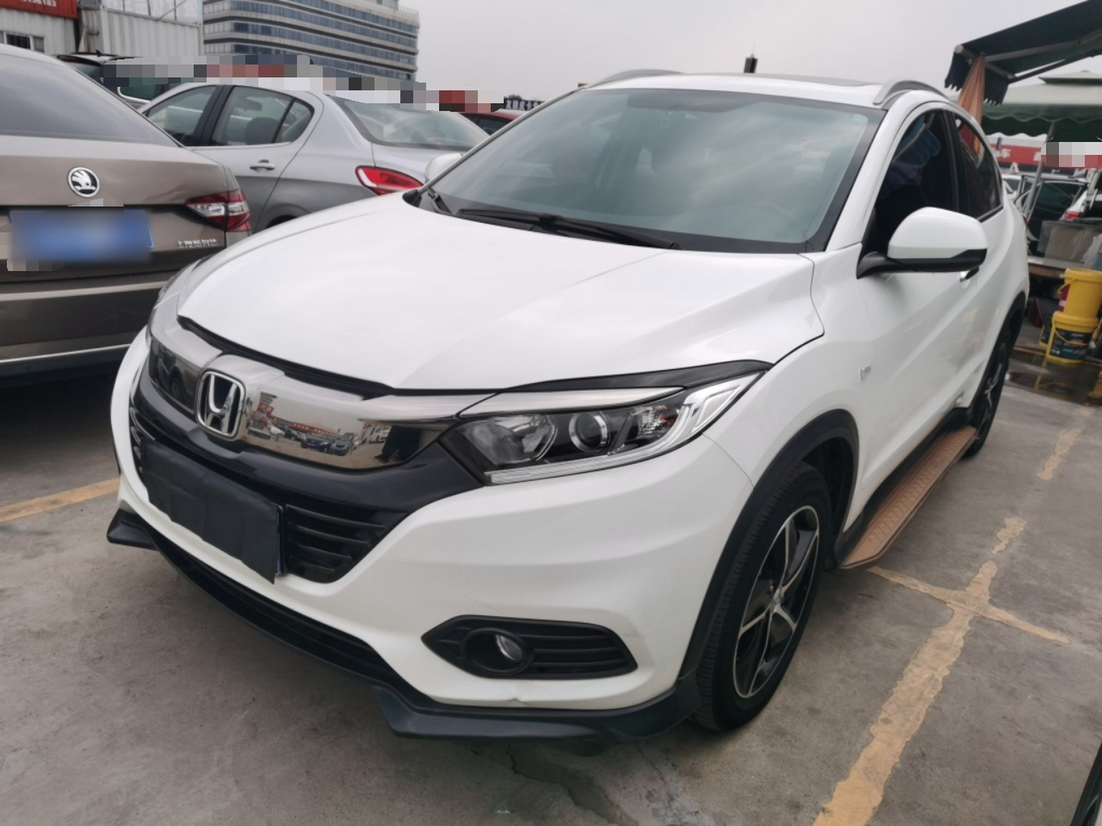 تحت مقدمة السيارة