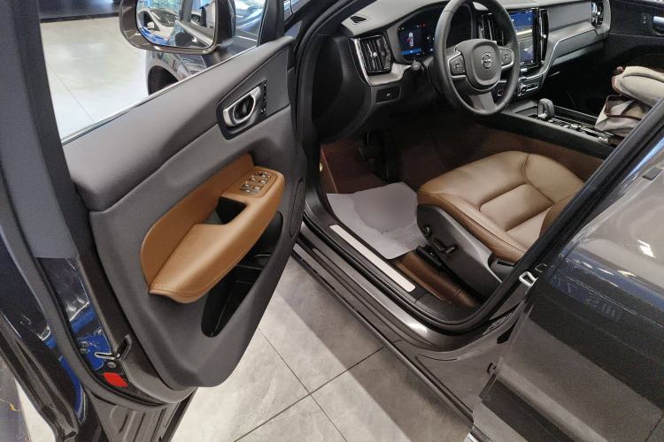 Used Volvo XC60 2025 B5 4x4 Smart Luxury Edition
