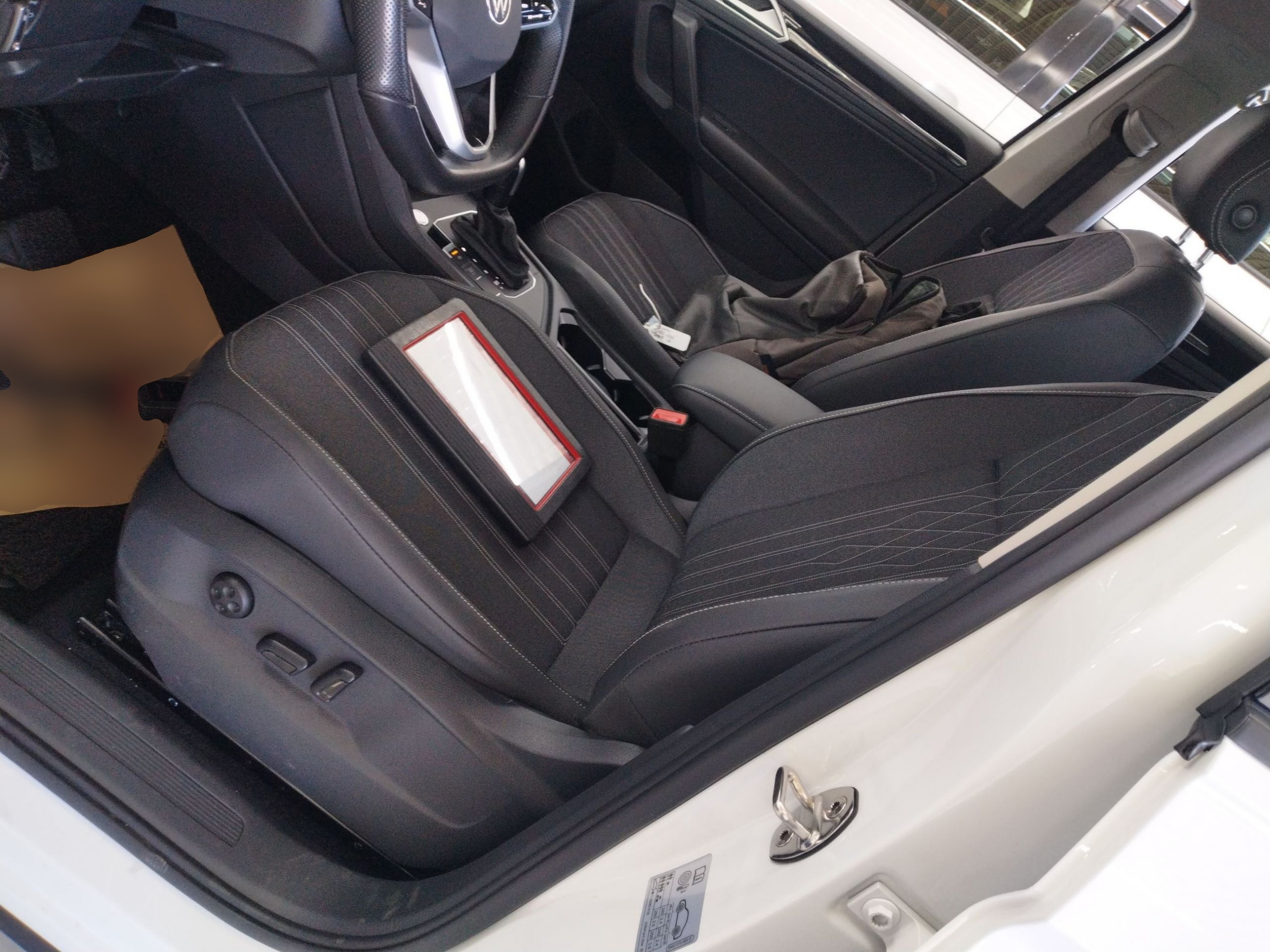 المقاعد الأمامية داخل السيارة