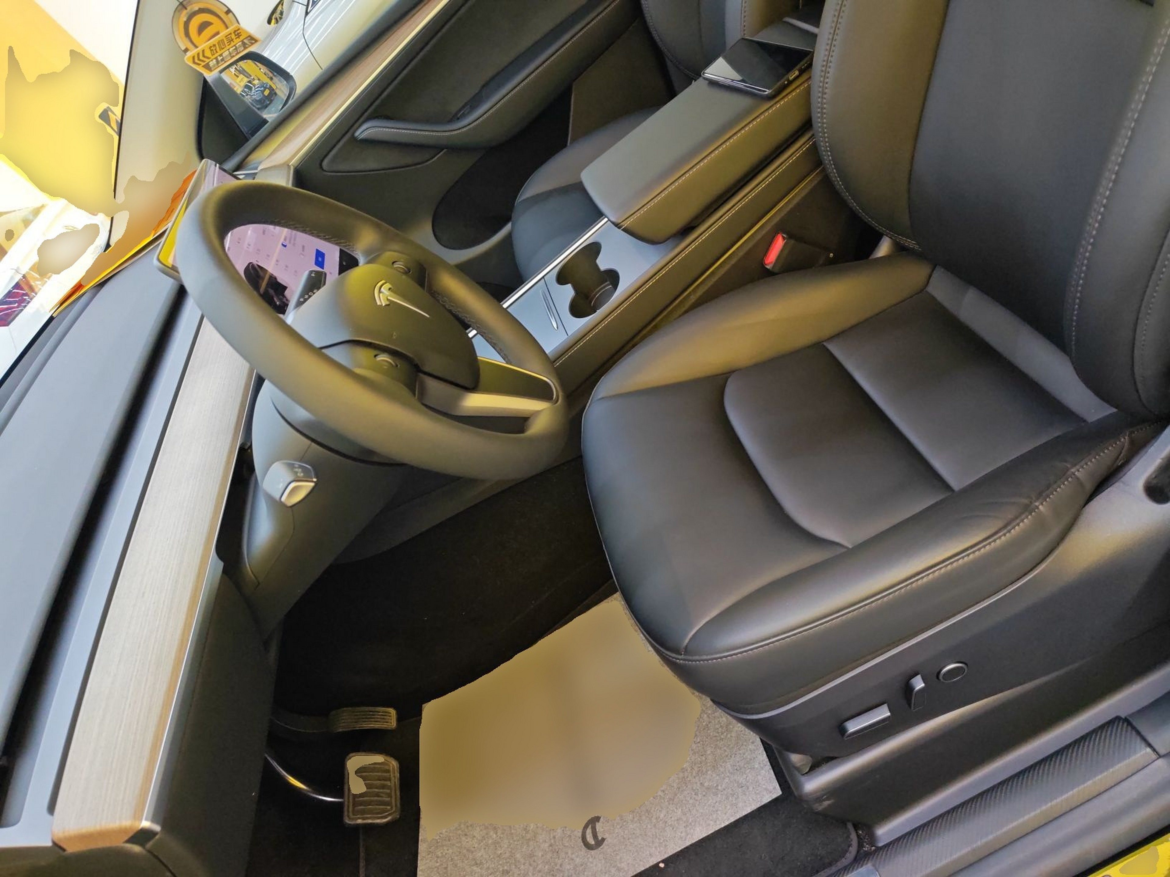 المقاعد الأمامية داخل السيارة