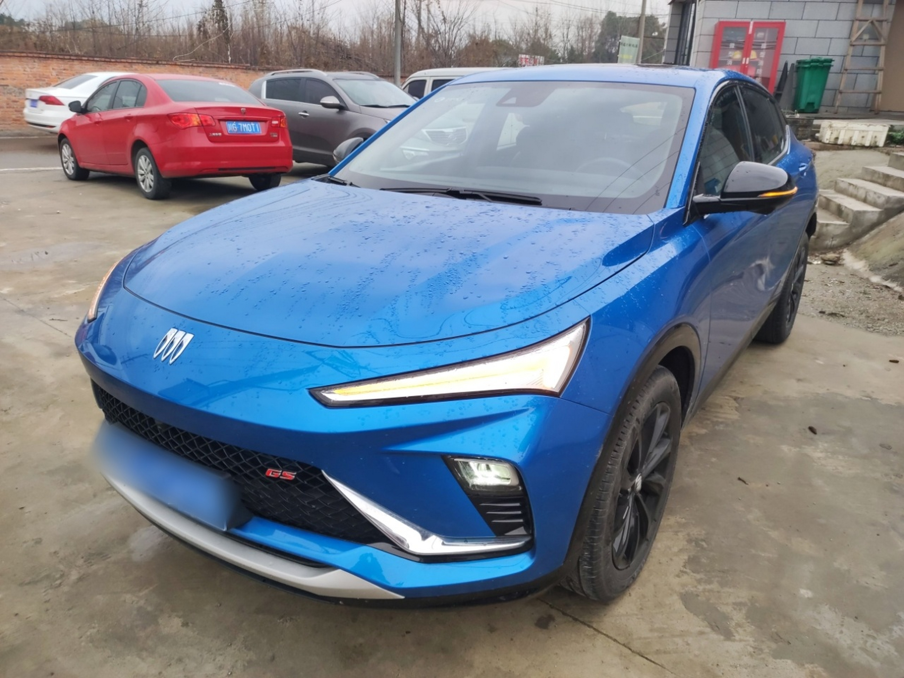 Под передней частью автомобиля