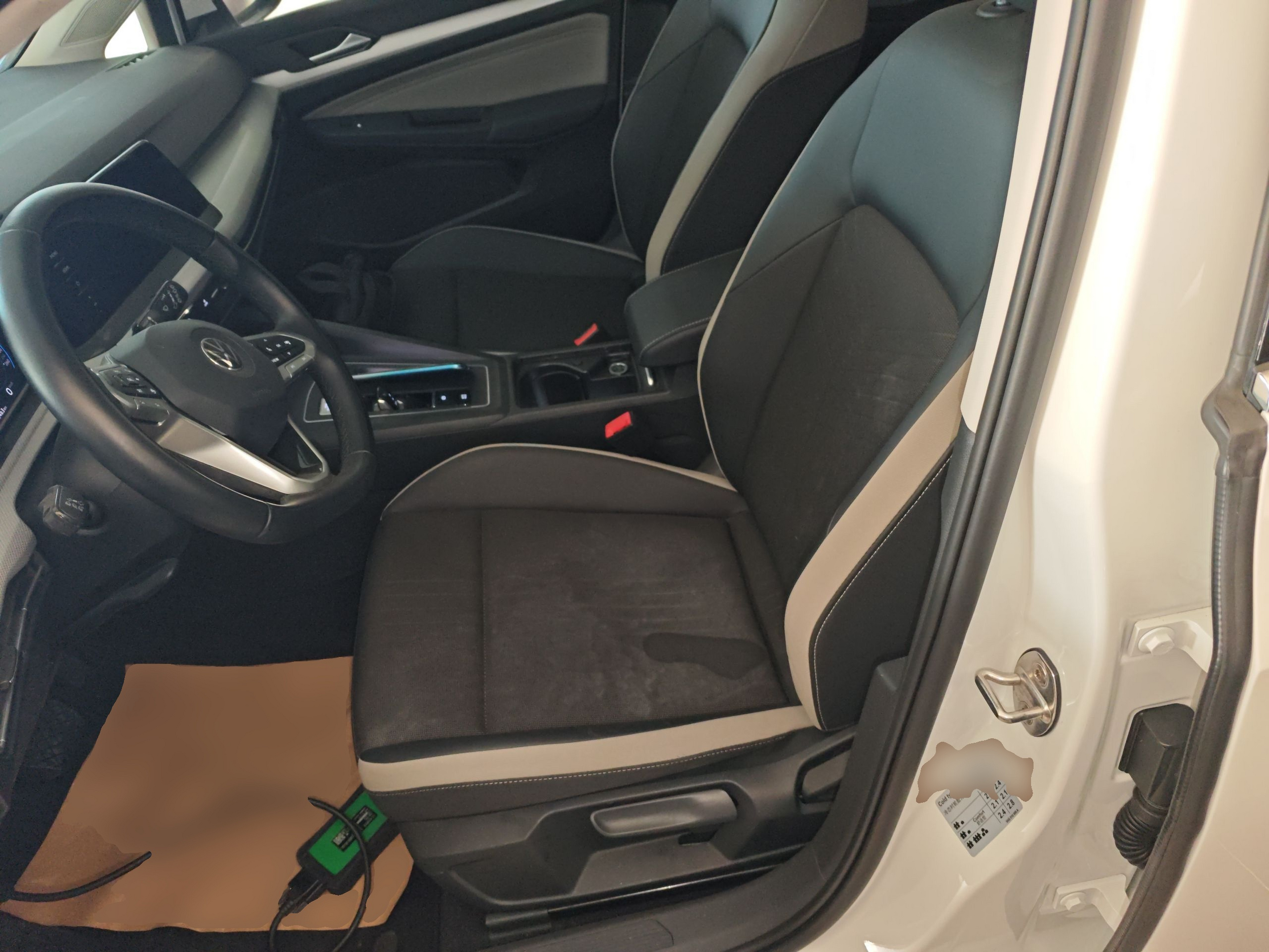 المقاعد الأمامية داخل السيارة