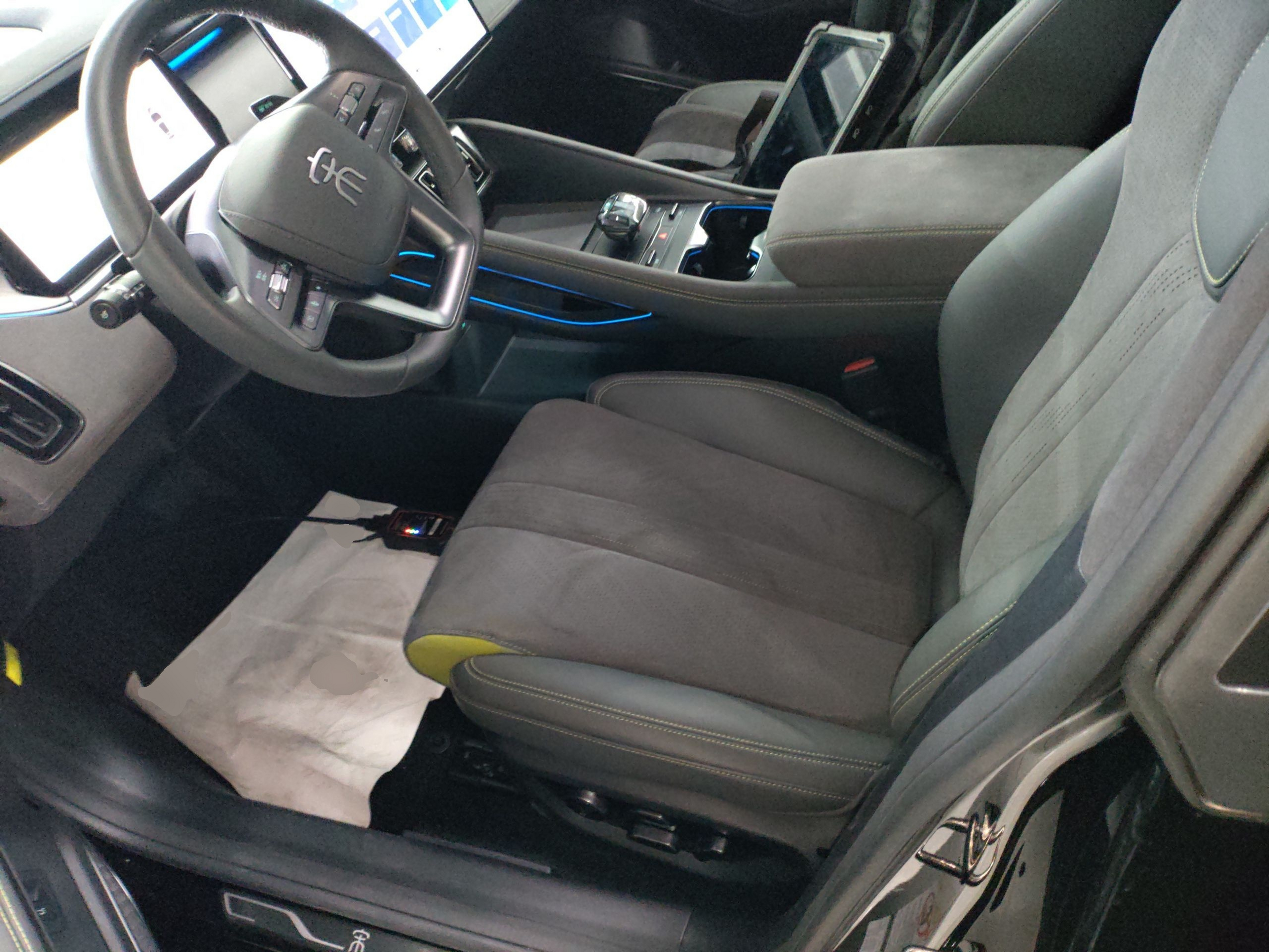 Переднее сиденье в автомобиле