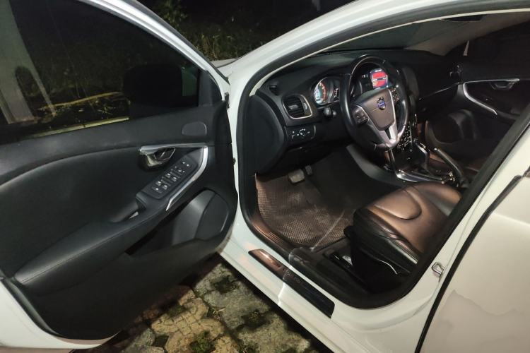 Used Volvo V40 2015 1.6T Zhiyi Edition
