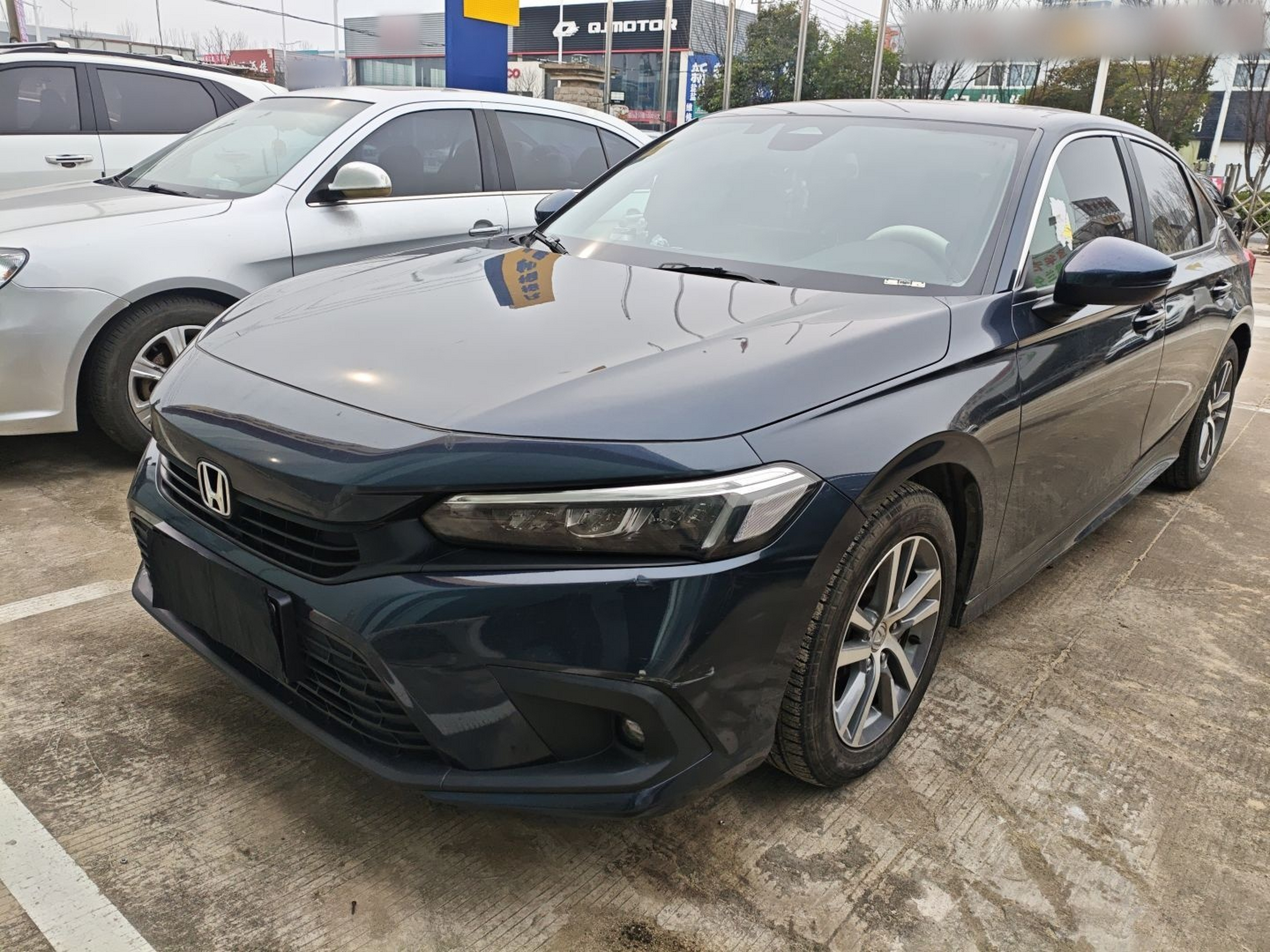 تحت مقدمة السيارة