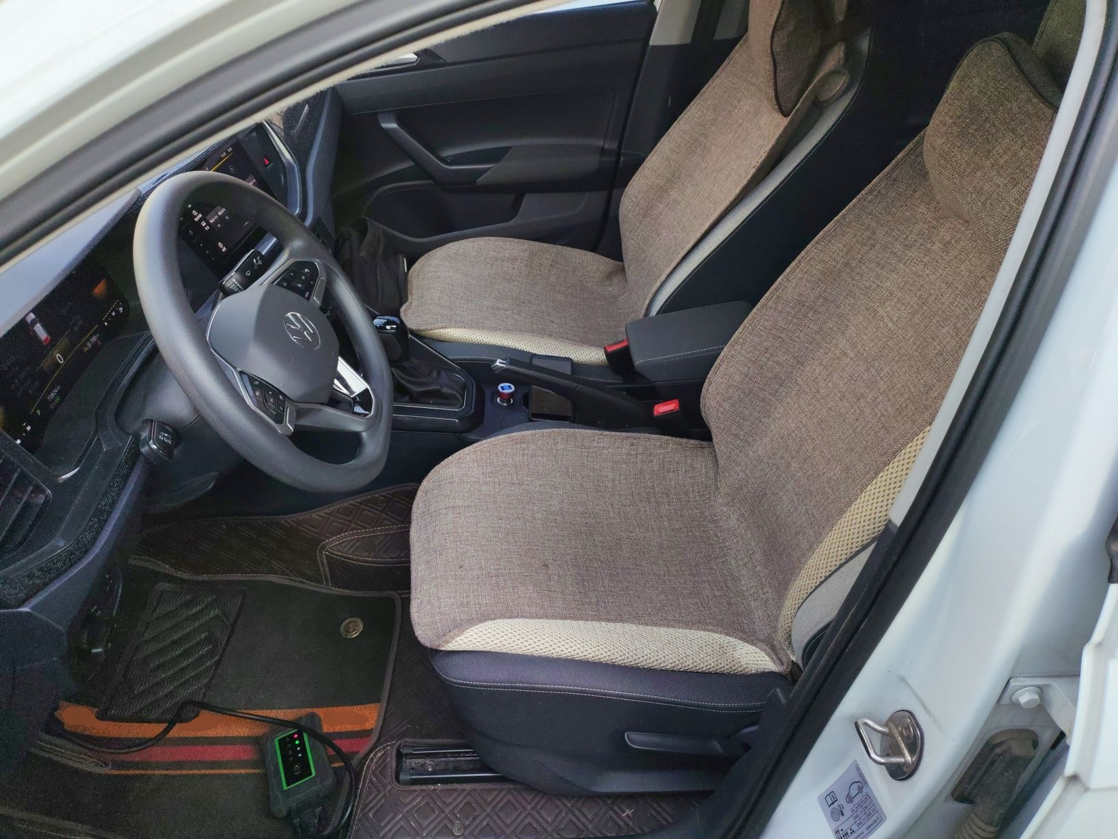 المقاعد الأمامية داخل السيارة