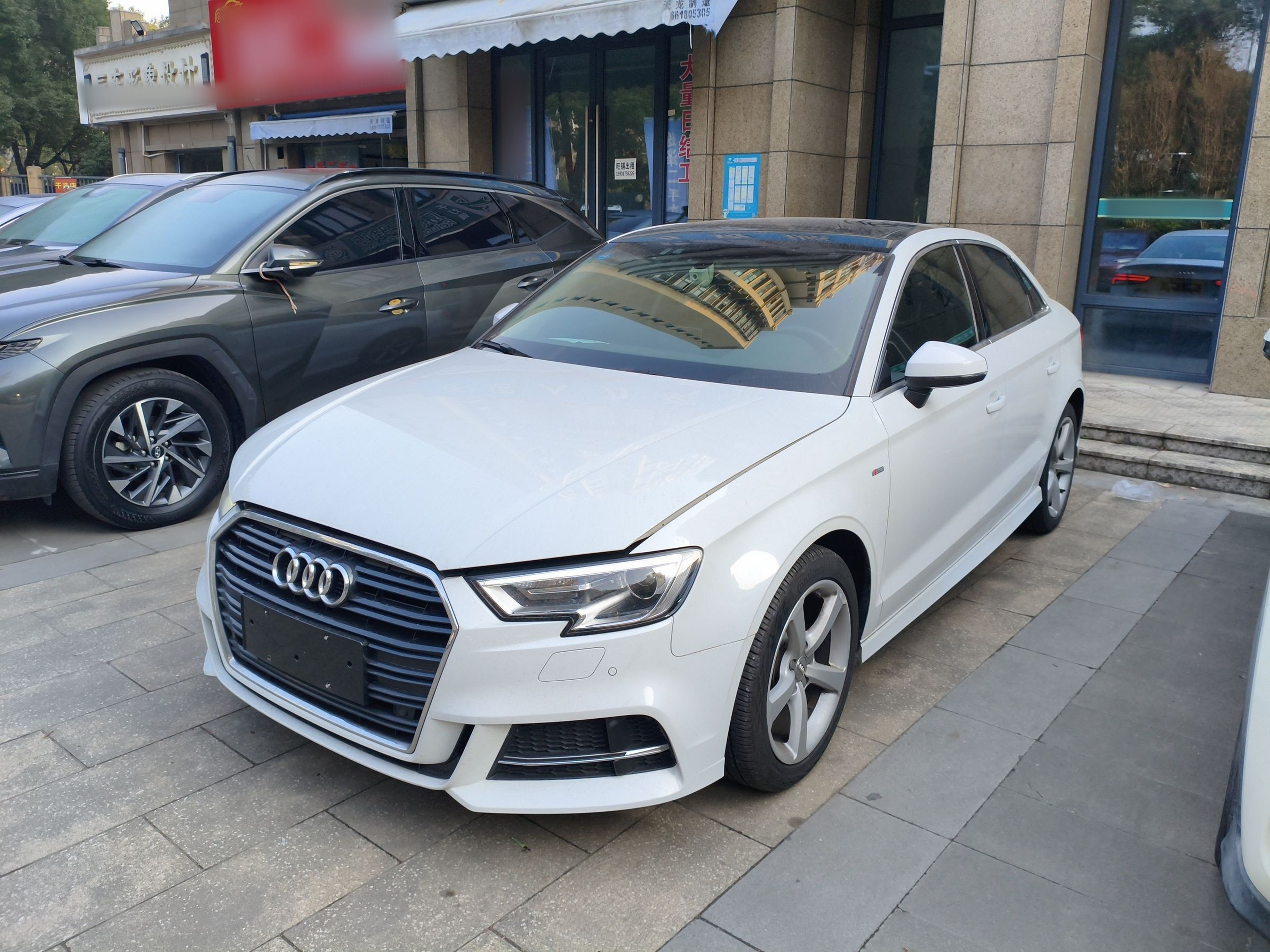 Под передней частью автомобиля