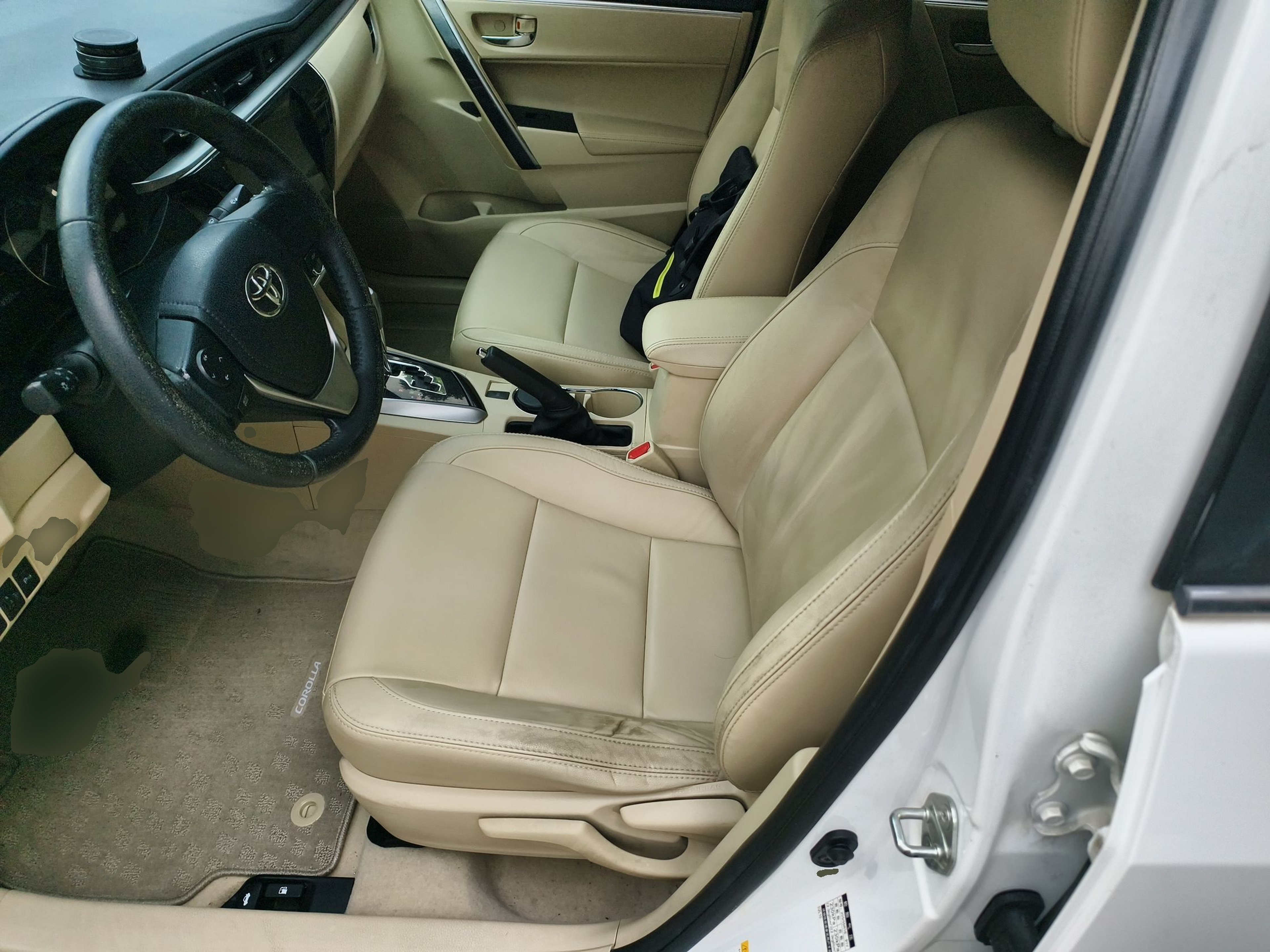 المقاعد الأمامية داخل السيارة