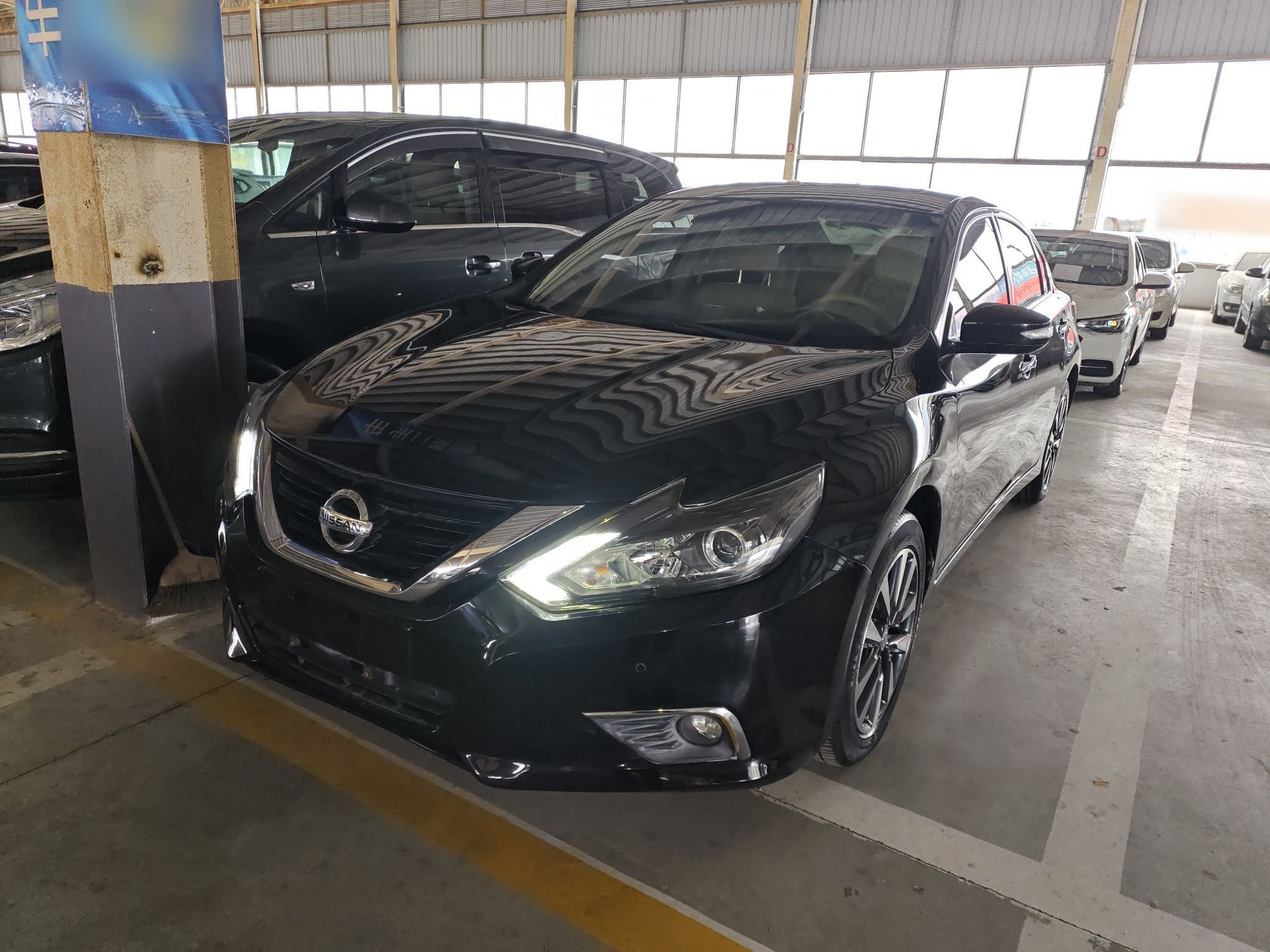 Под передней частью автомобиля