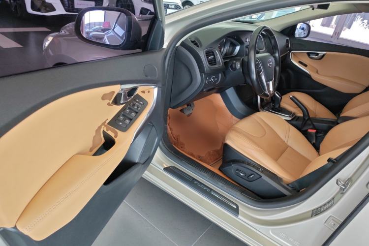 Used Volvo V40 2018 T3 Zhiyi Edition
