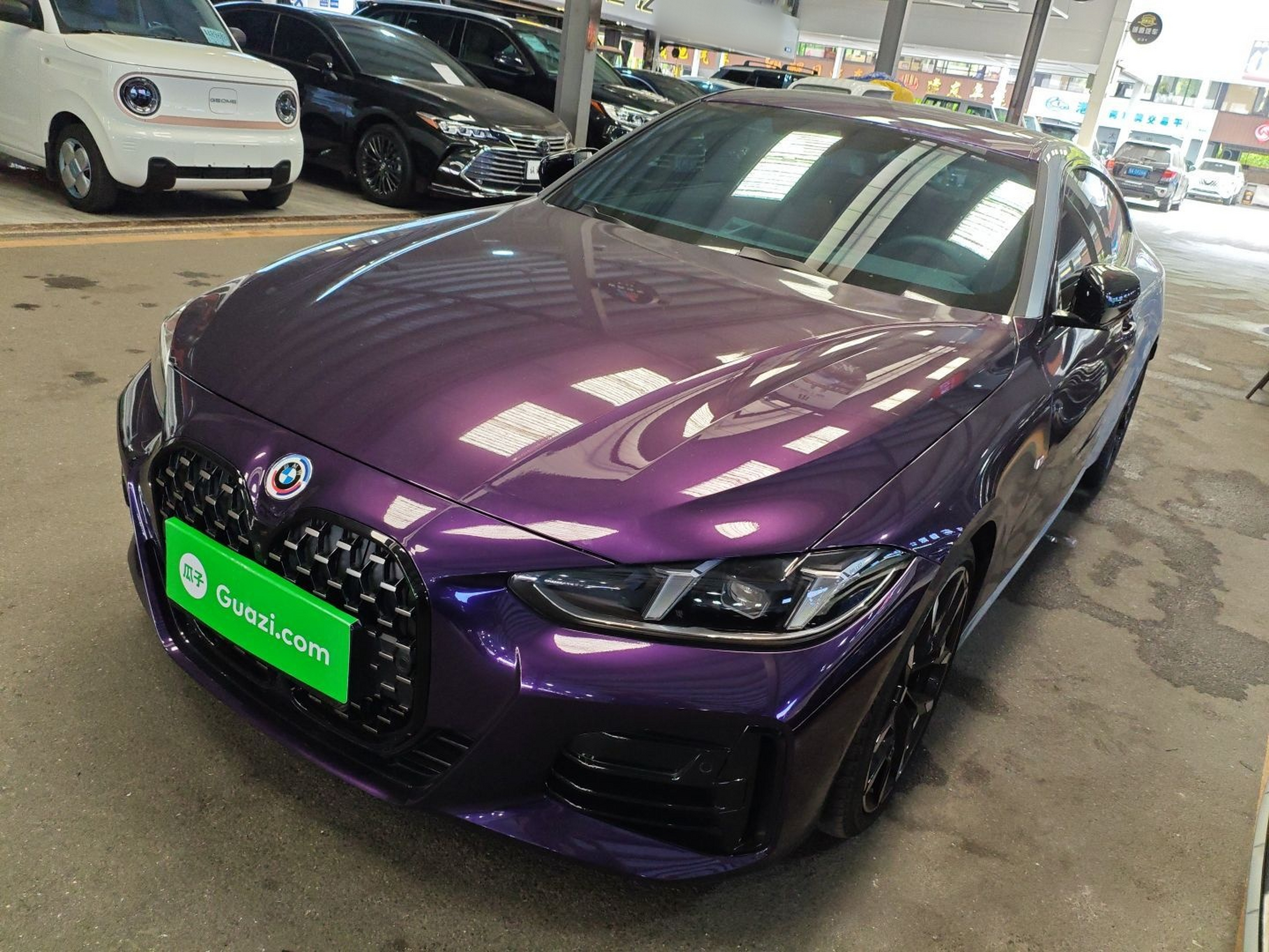 تحت مقدمة السيارة