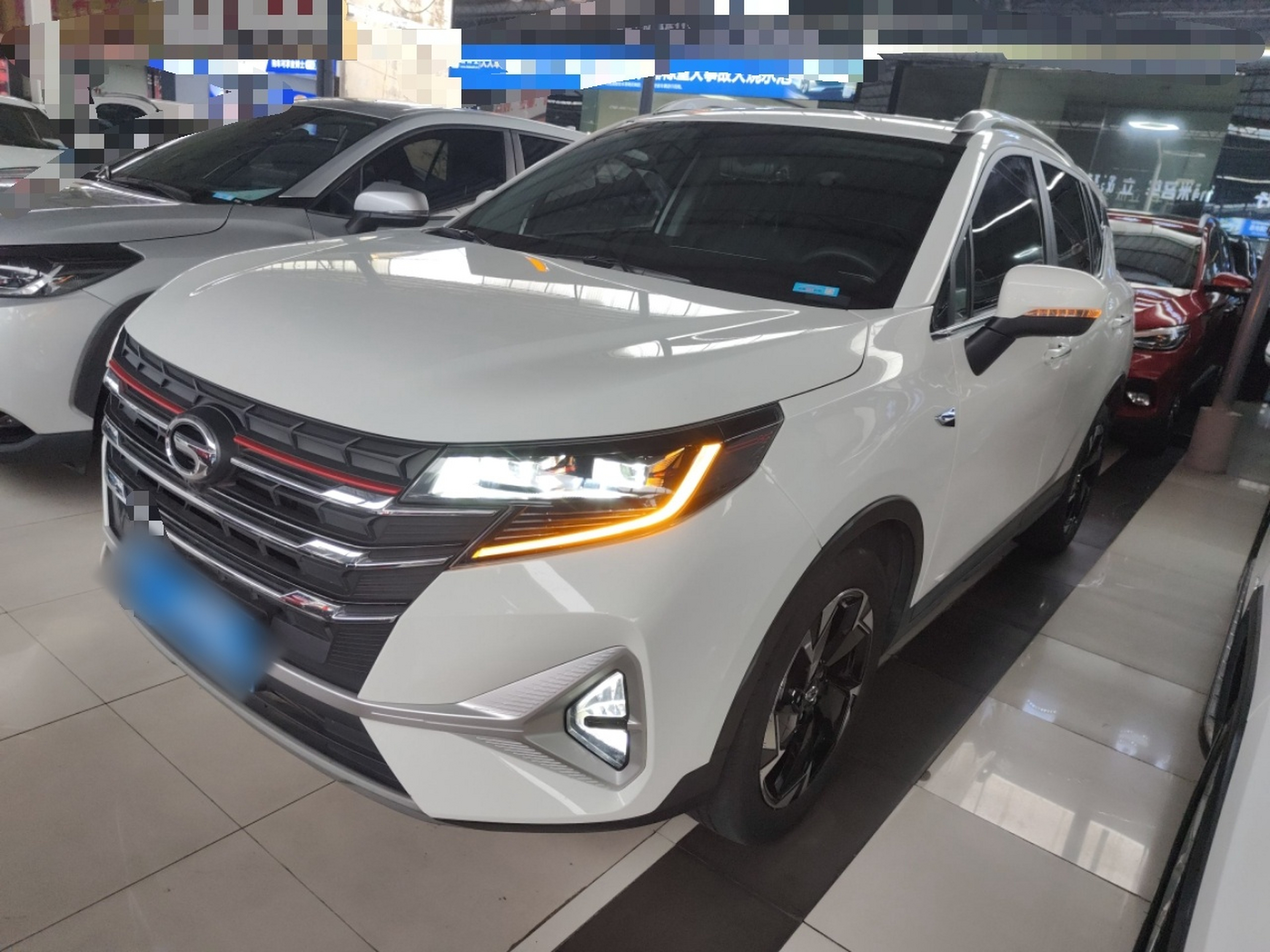 تحت مقدمة السيارة