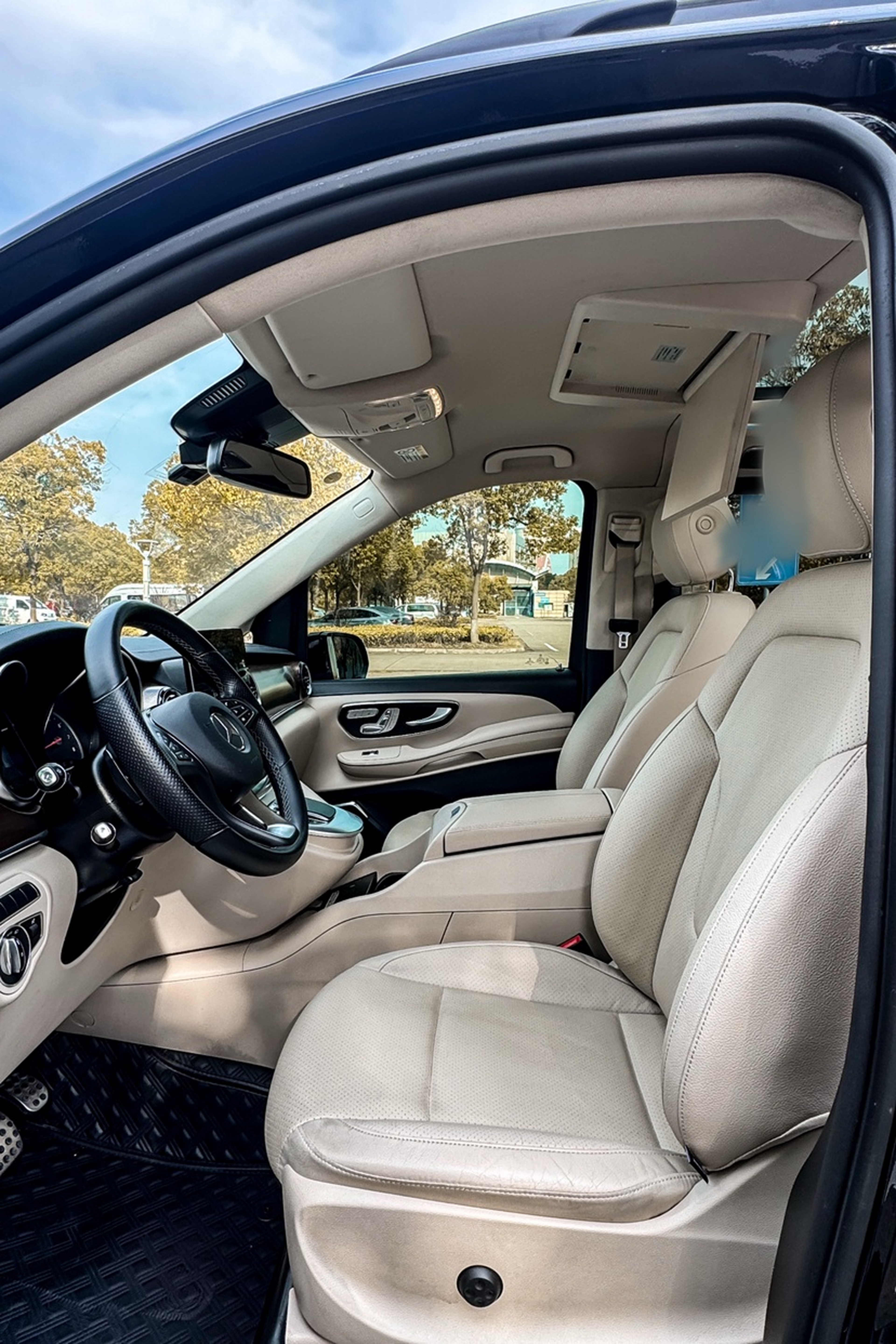 Переднее сиденье в автомобиле