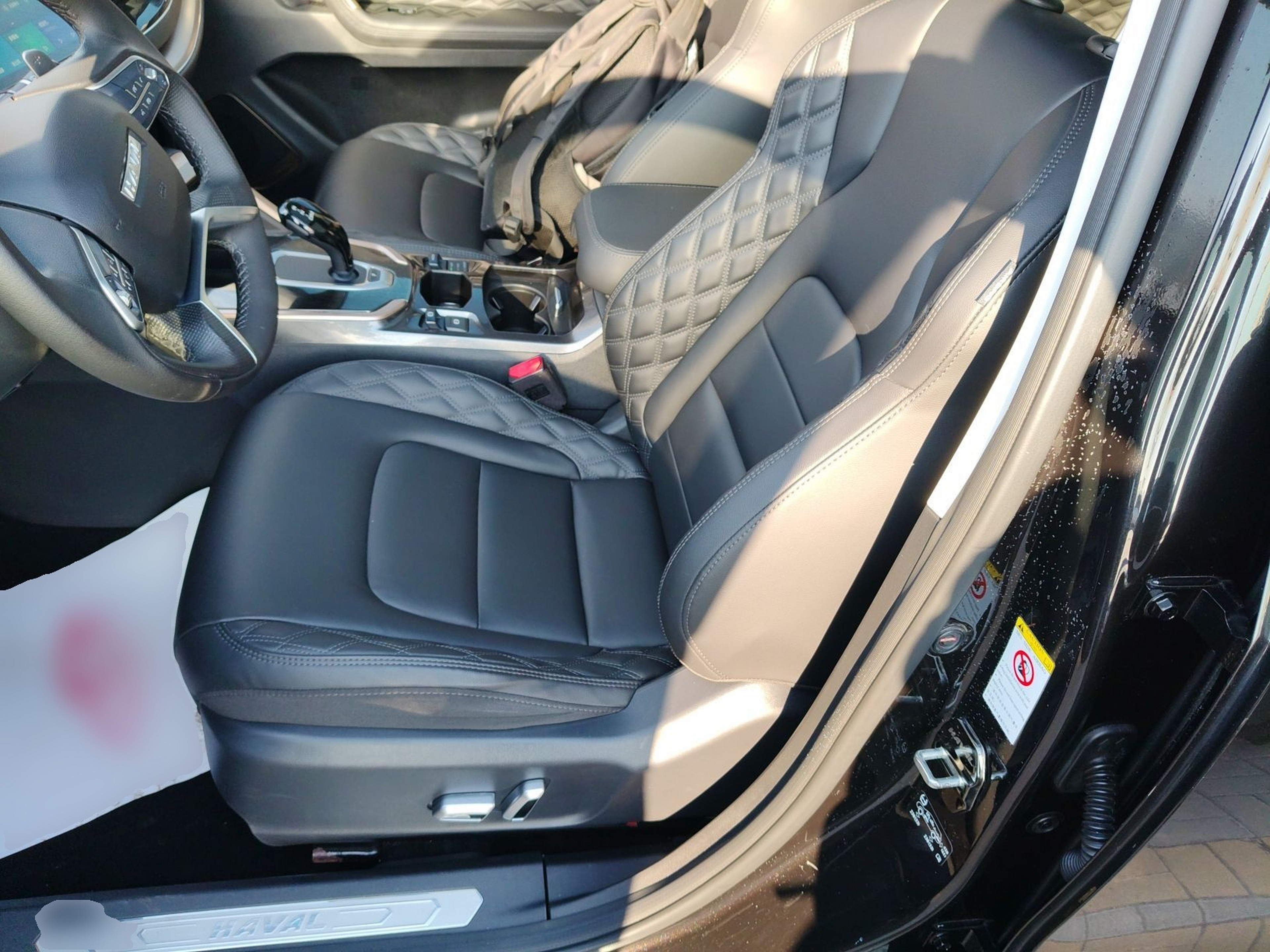 المقاعد الأمامية داخل السيارة