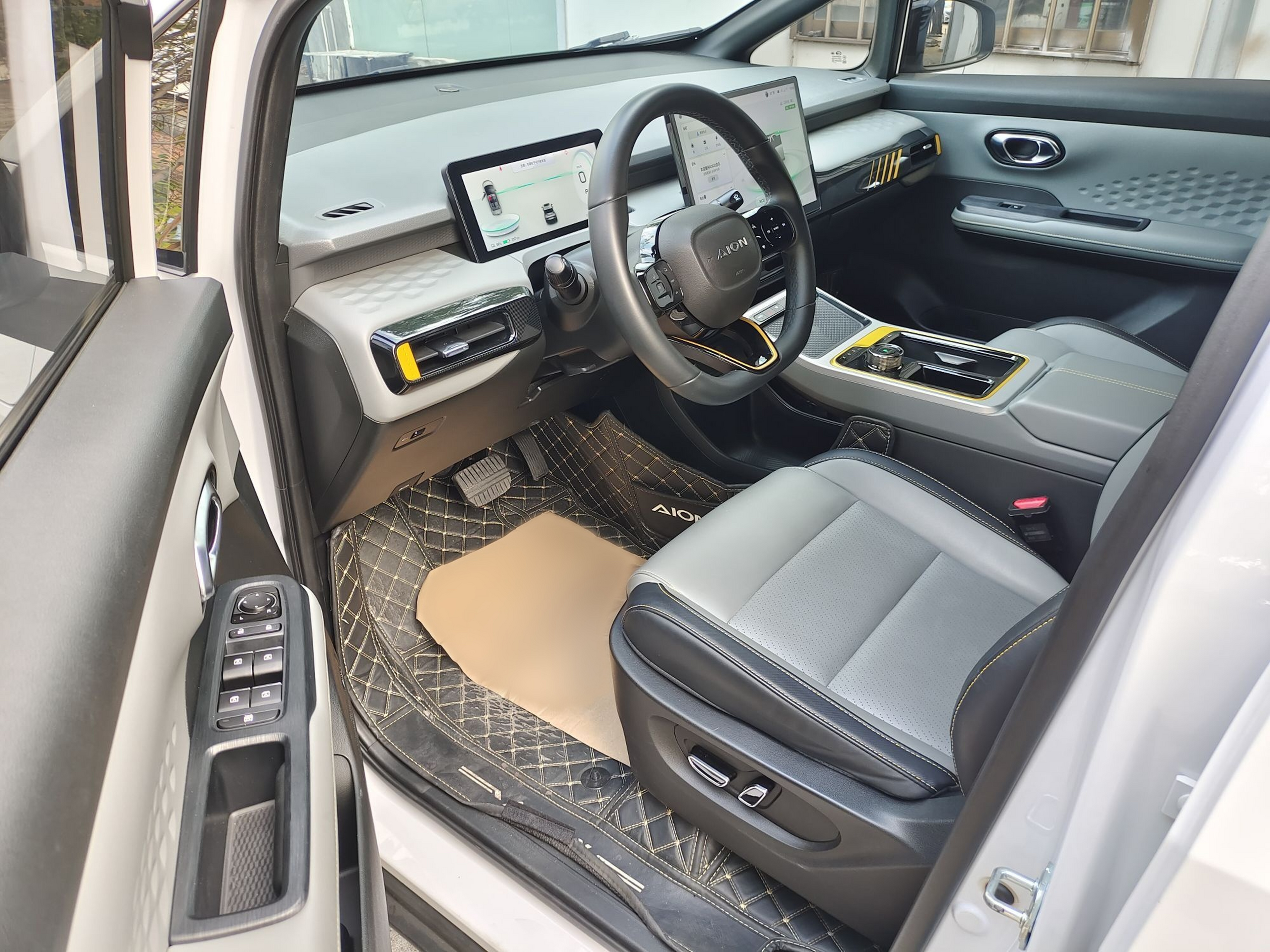 المقاعد الأمامية داخل السيارة