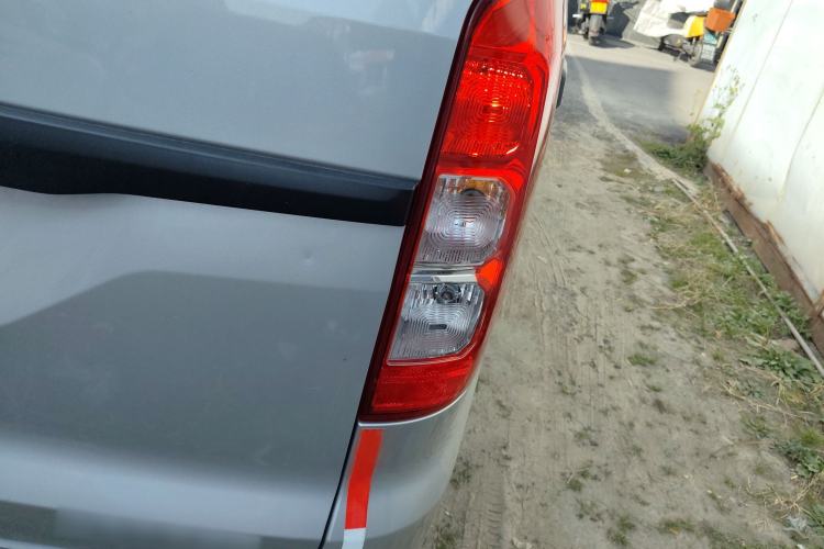 Used Wuling Hongguang V 2022 1.5L Jingqu Edition Enclosed-Window Vehicle with Electric Power Steering LAR
