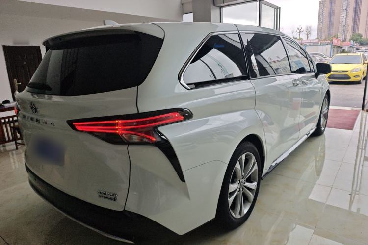Used Toyota Sienna 2023 2.5L Hybrid Deluxe Edition
