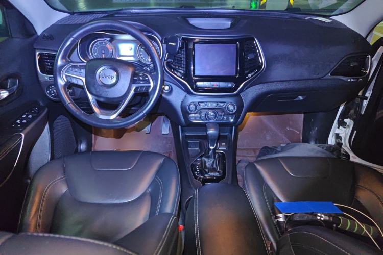 Used  Cherokee 2019 2.0T Two-Wheel Drive Smart Enjoyment Version China VI