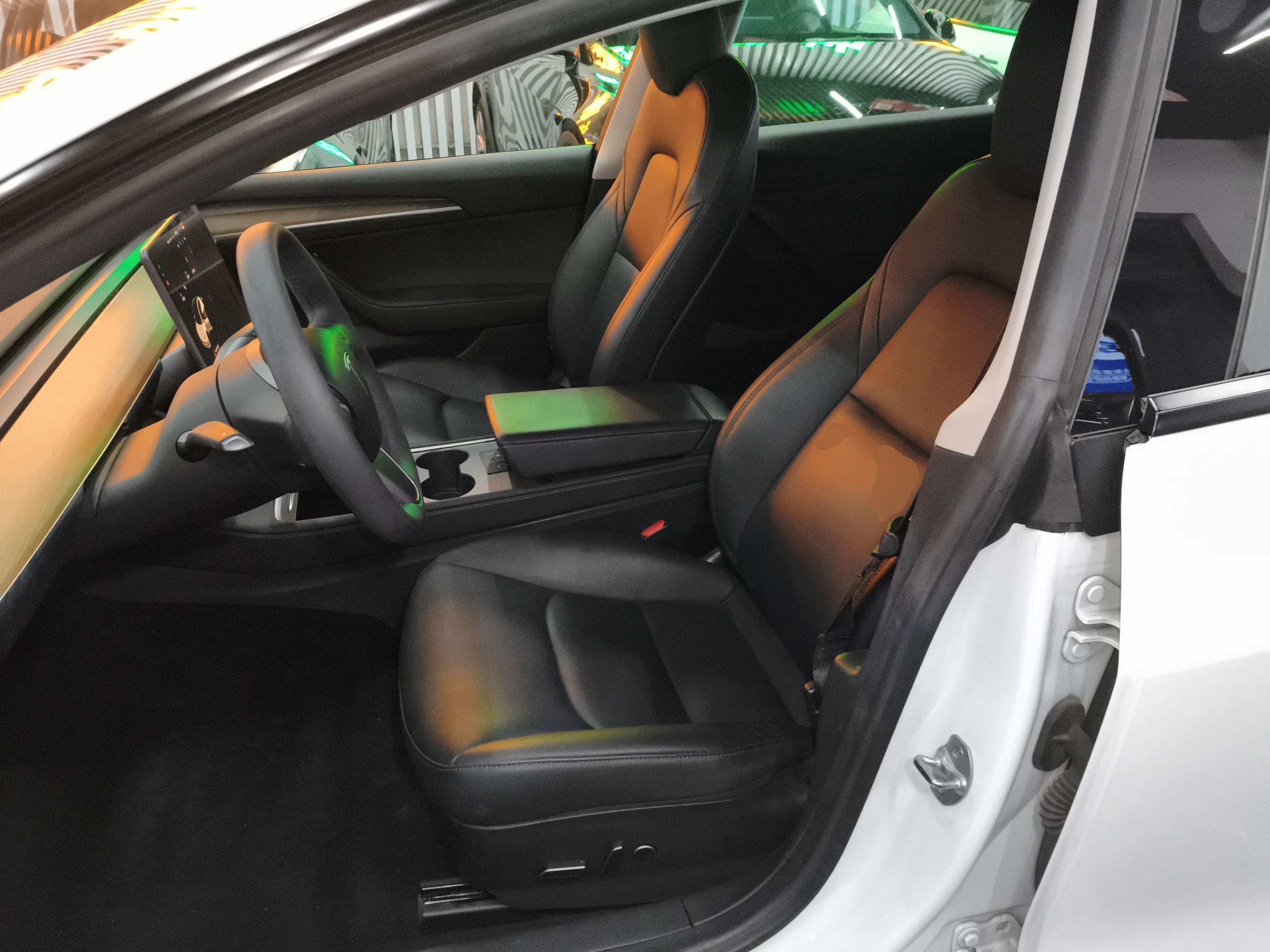 المقاعد الأمامية داخل السيارة