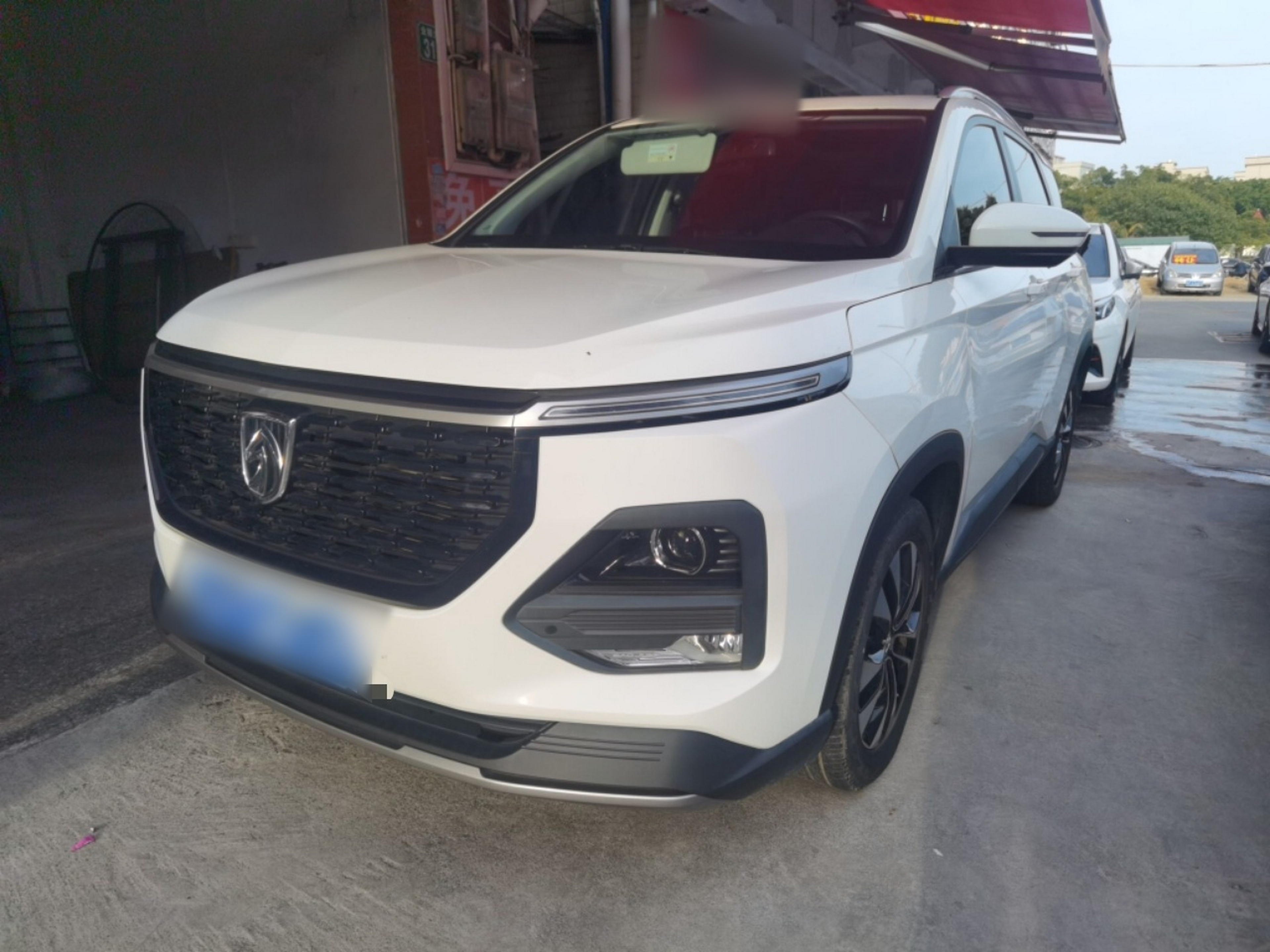 تحت مقدمة السيارة