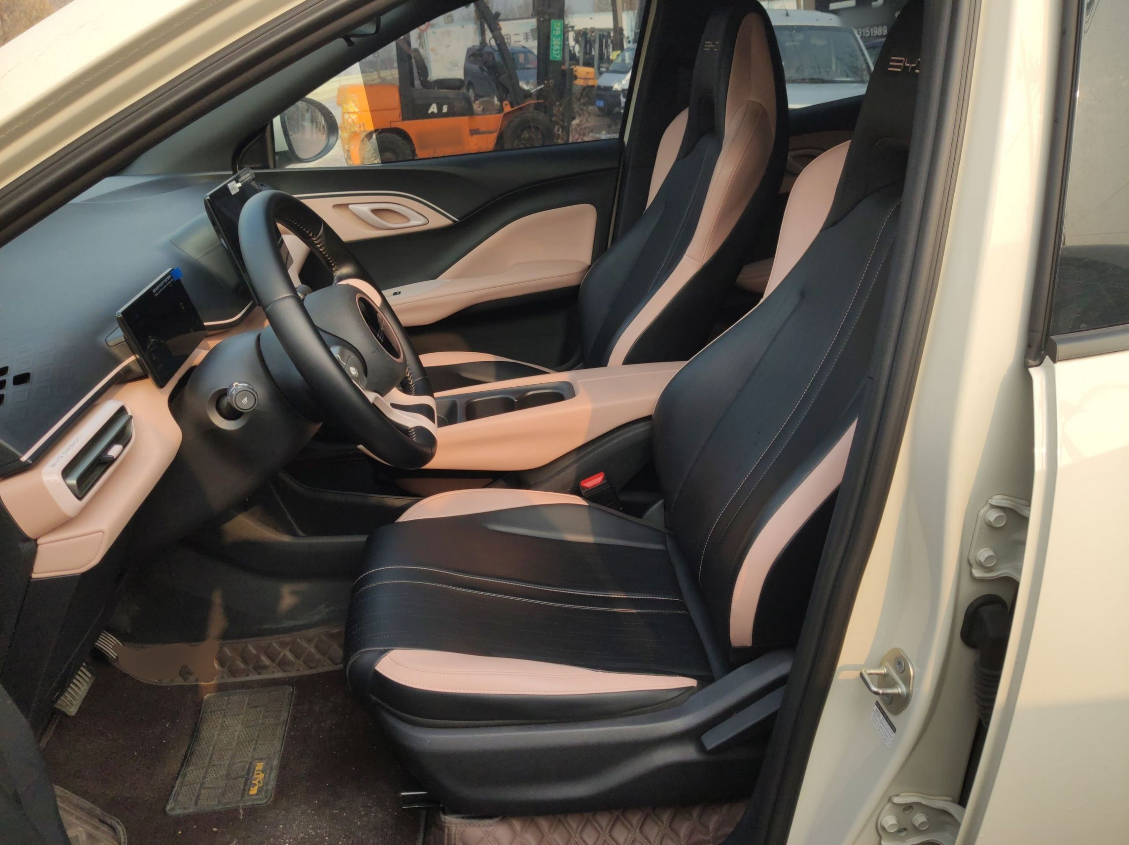 المقاعد الأمامية داخل السيارة