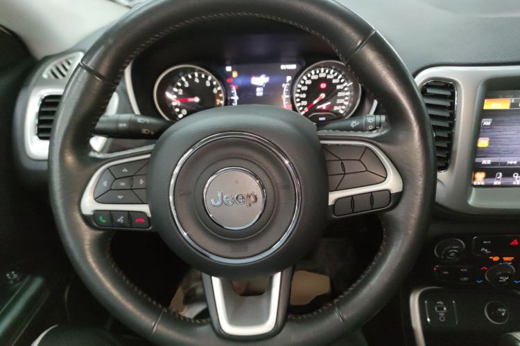 Used  Compass 2017 200T Automatic Family Edition
