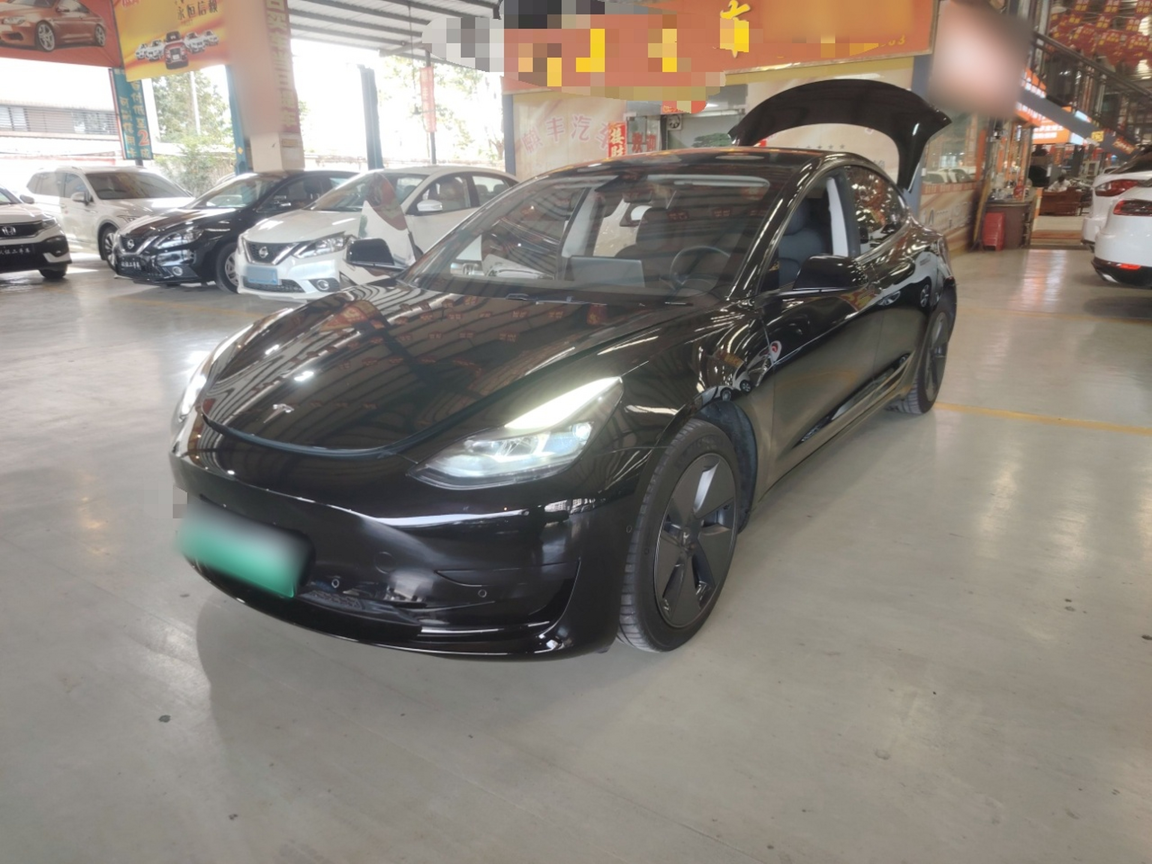 تحت مقدمة السيارة