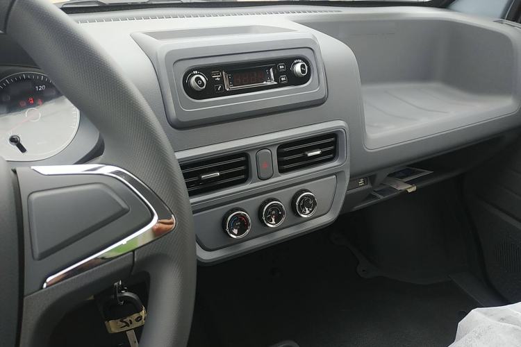 Used Wuling Yangguang 2024 300KM Comfort Version Passenger Van 75kW
