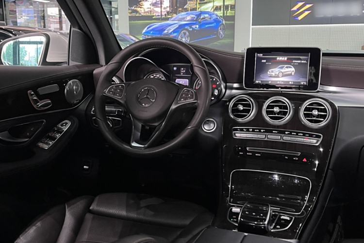 Used Mercedes-Benz GLC 2018 Facelift GLC 260 4MATIC Luxury Edition
