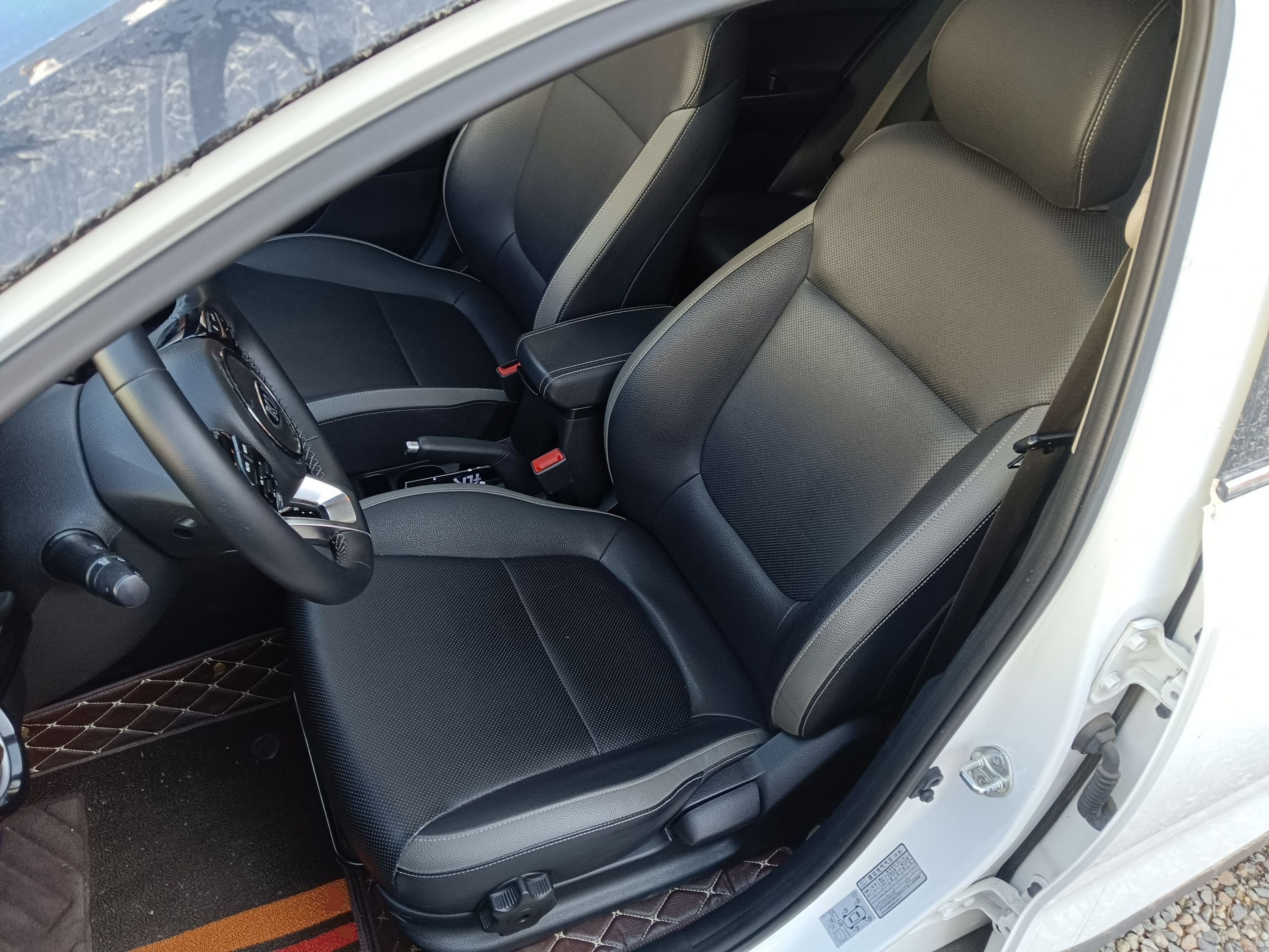 Переднее сиденье в автомобиле