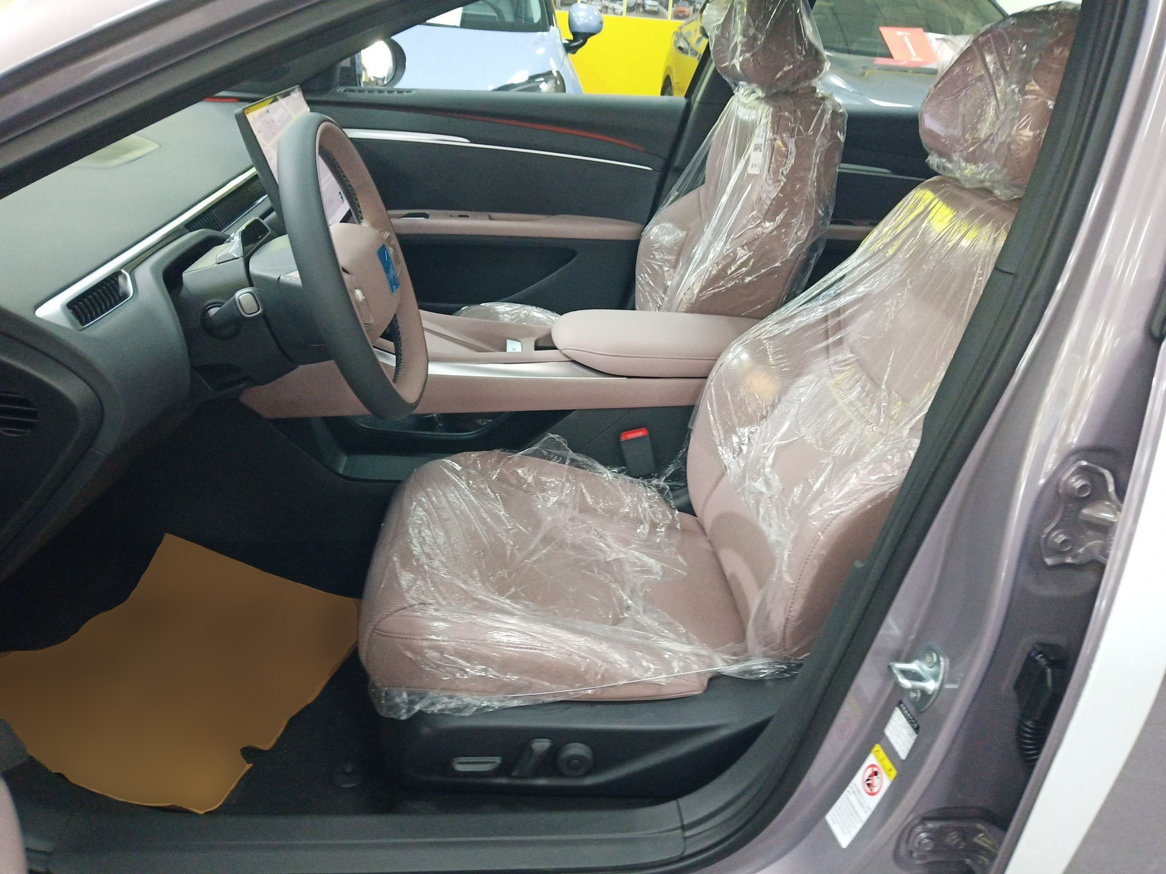 المقاعد الأمامية داخل السيارة