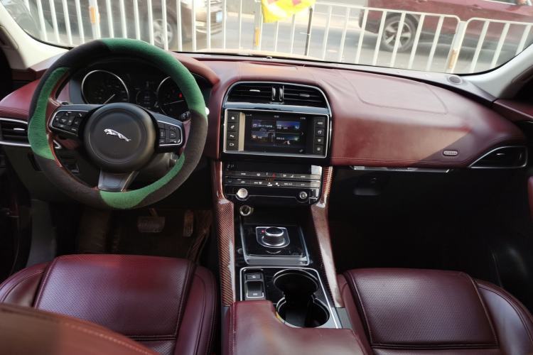 Used Jaguar F-PACE 2016 2.0T Two-Wheel Drive Urban Luxury Edition
