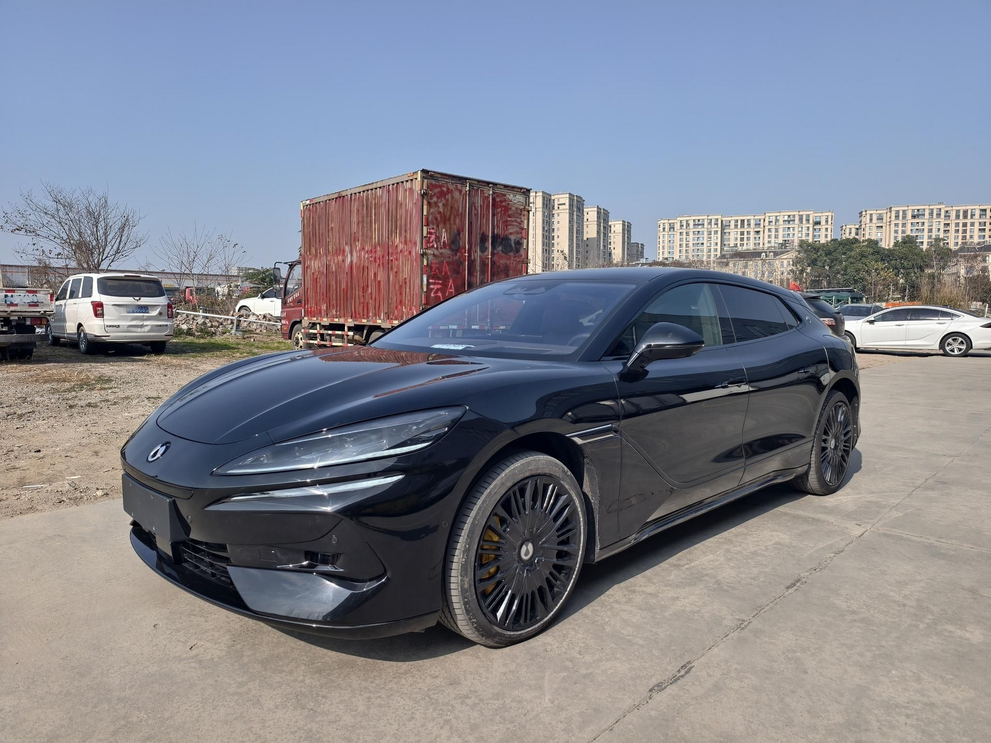 Под передней частью автомобиля