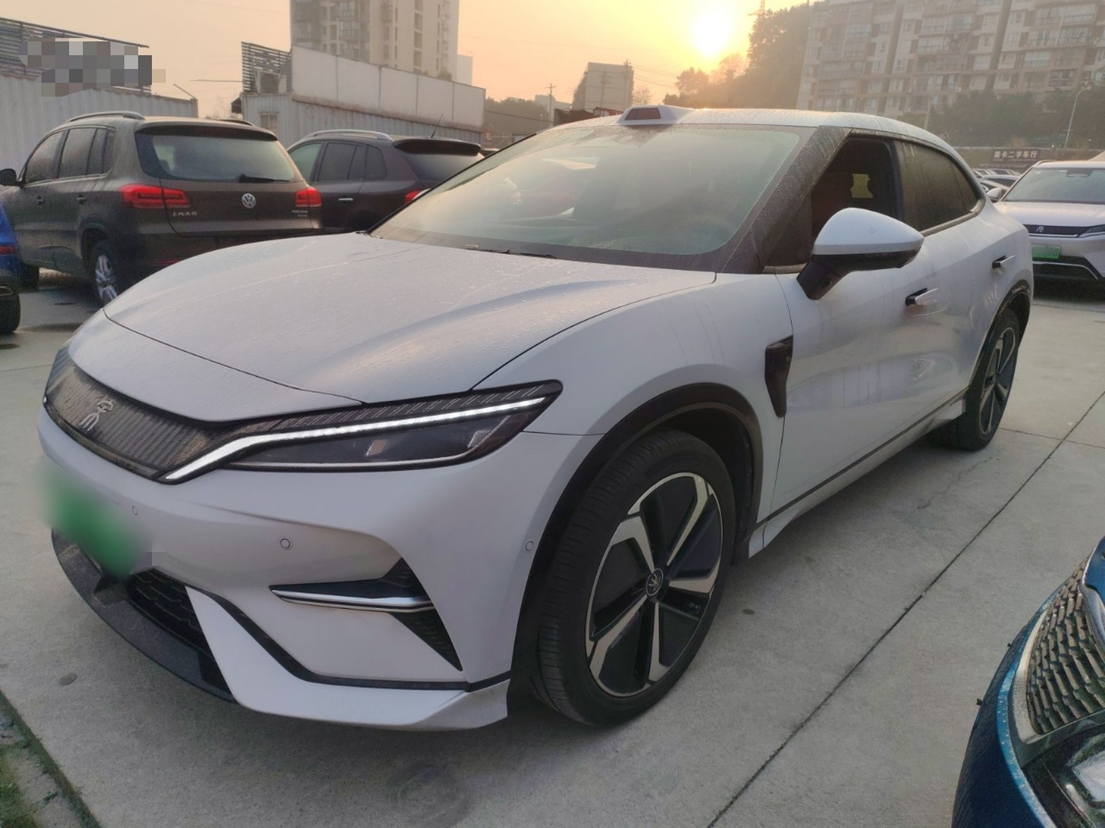 تحت مقدمة السيارة