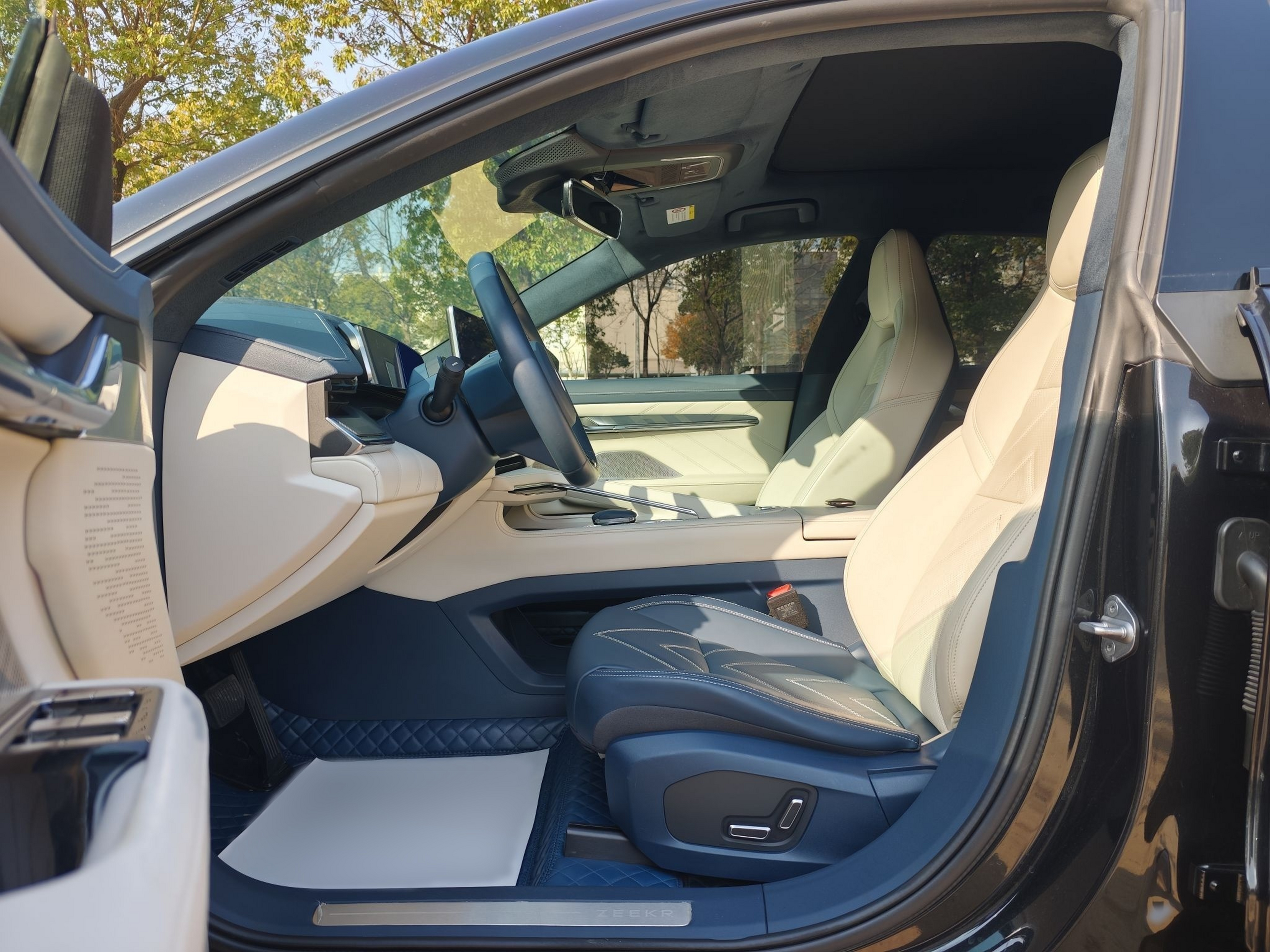 Переднее сиденье в автомобиле