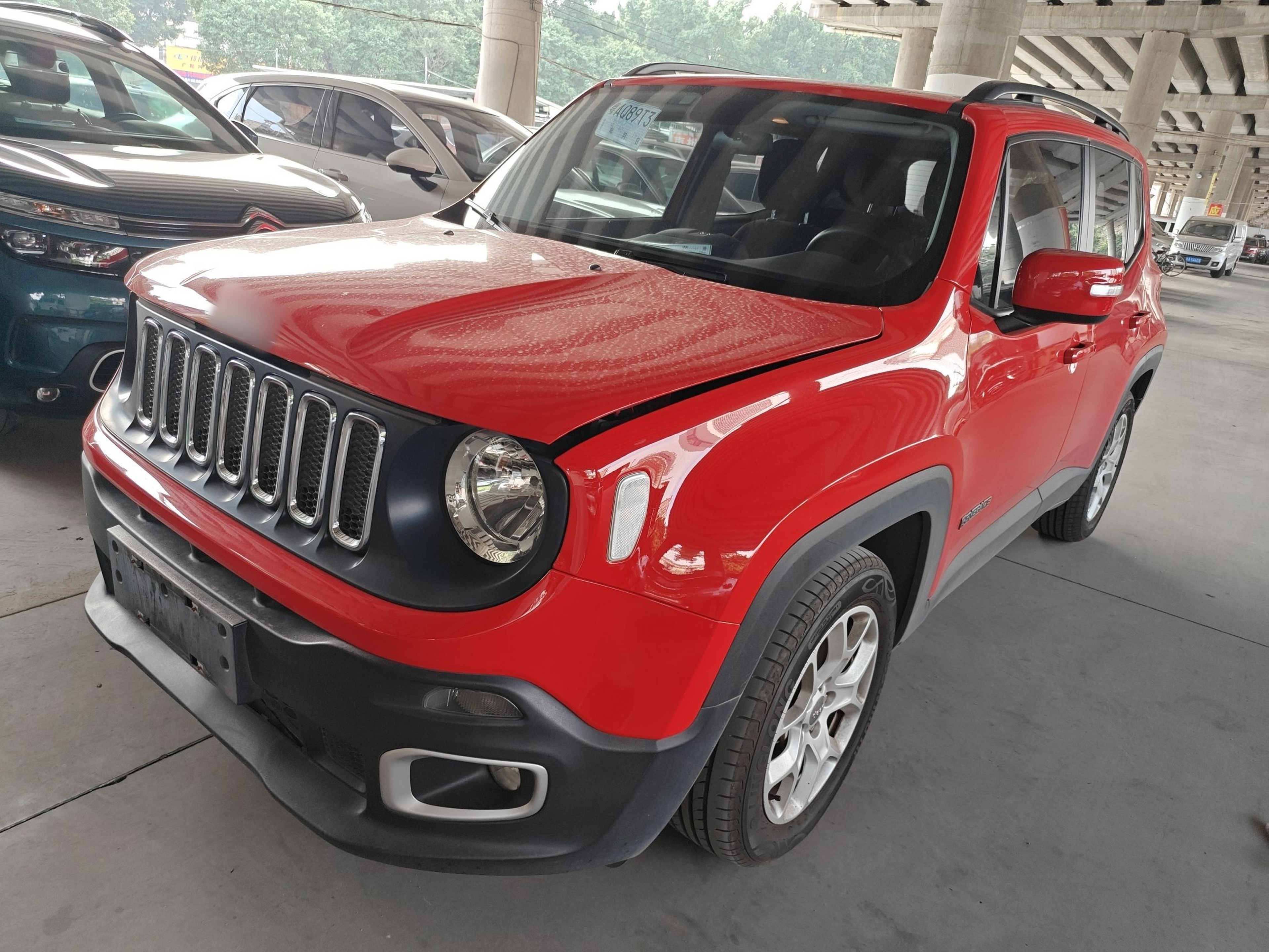 تحت مقدمة السيارة