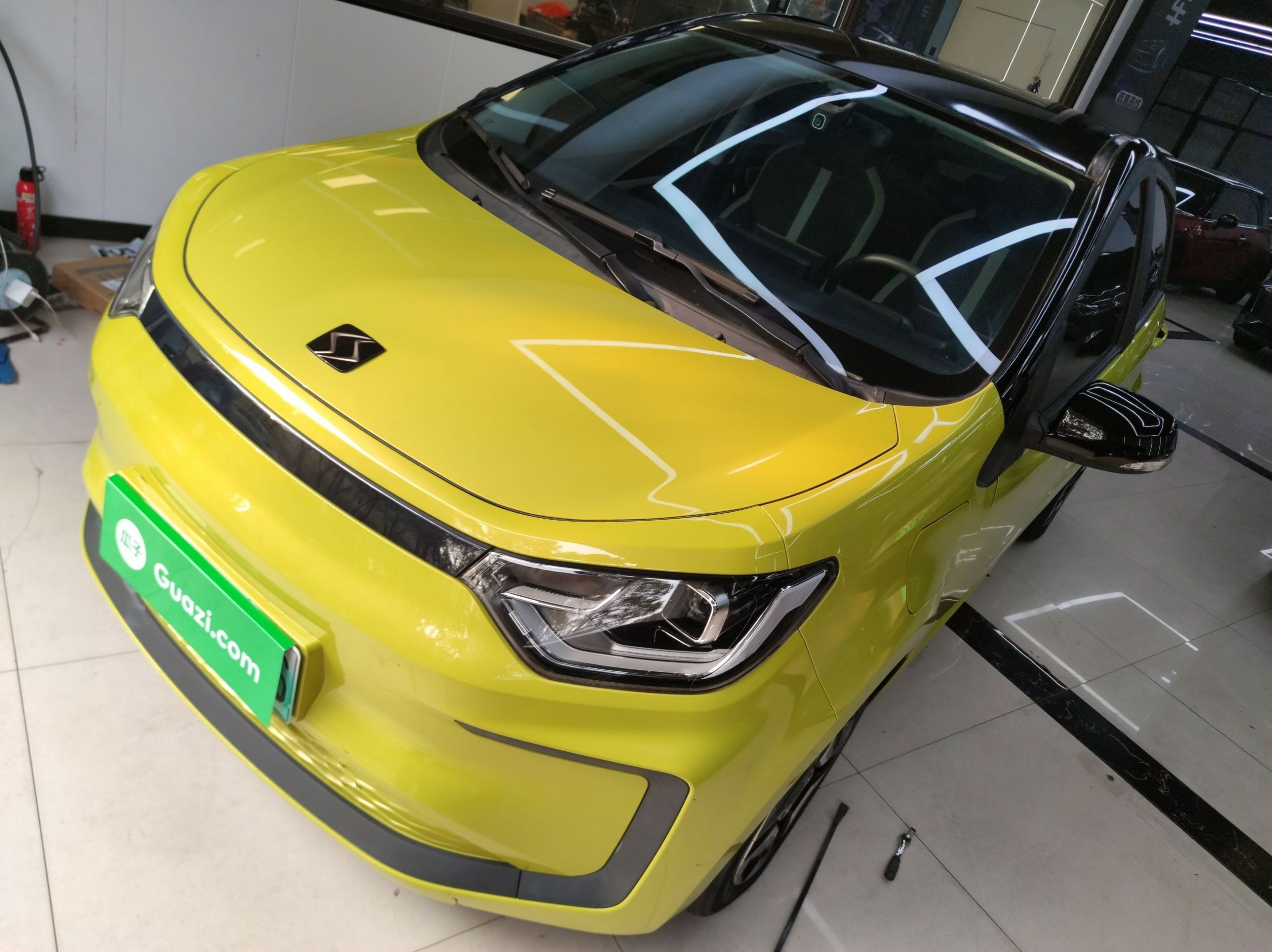 تحت مقدمة السيارة