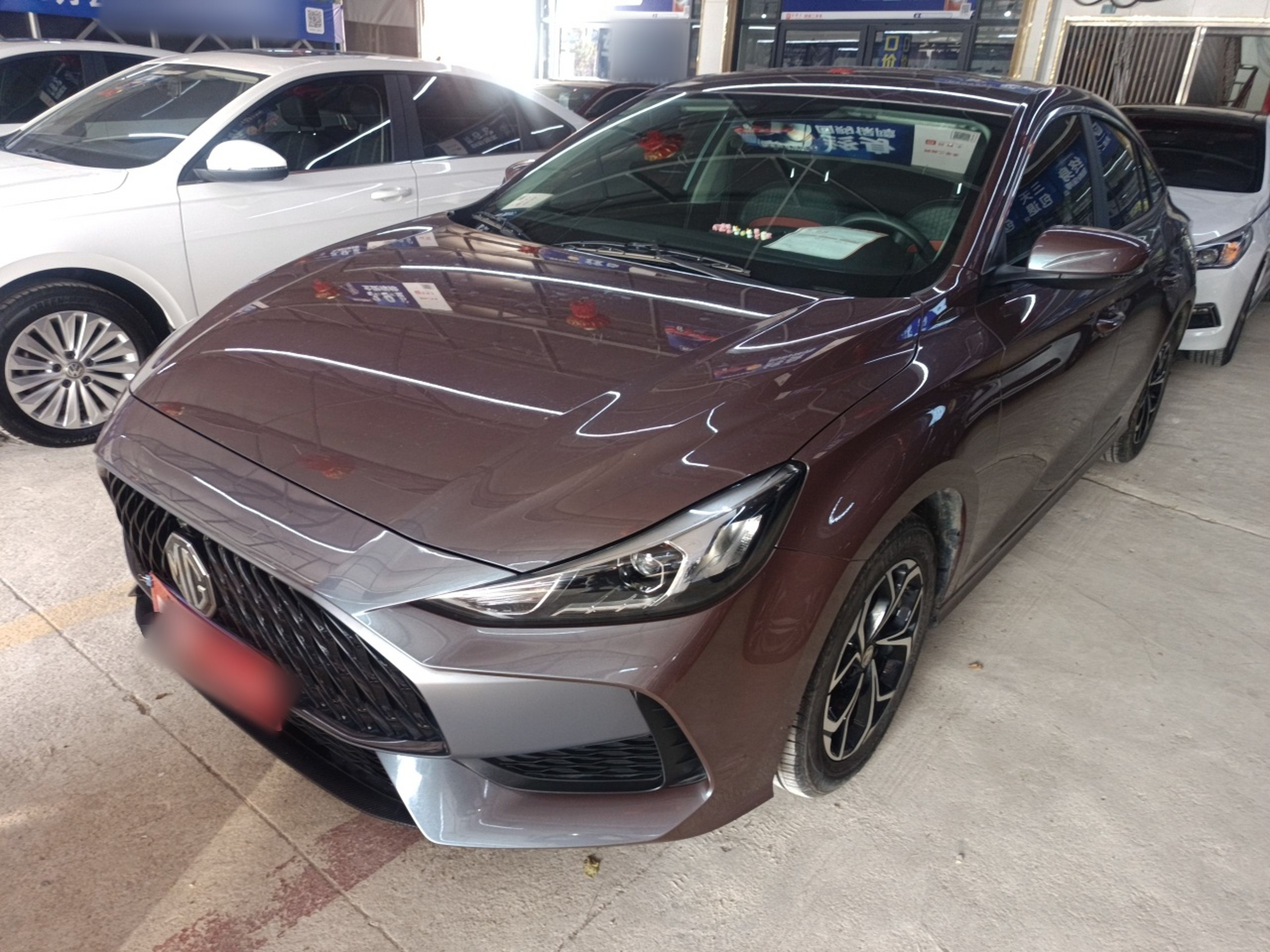 تحت مقدمة السيارة