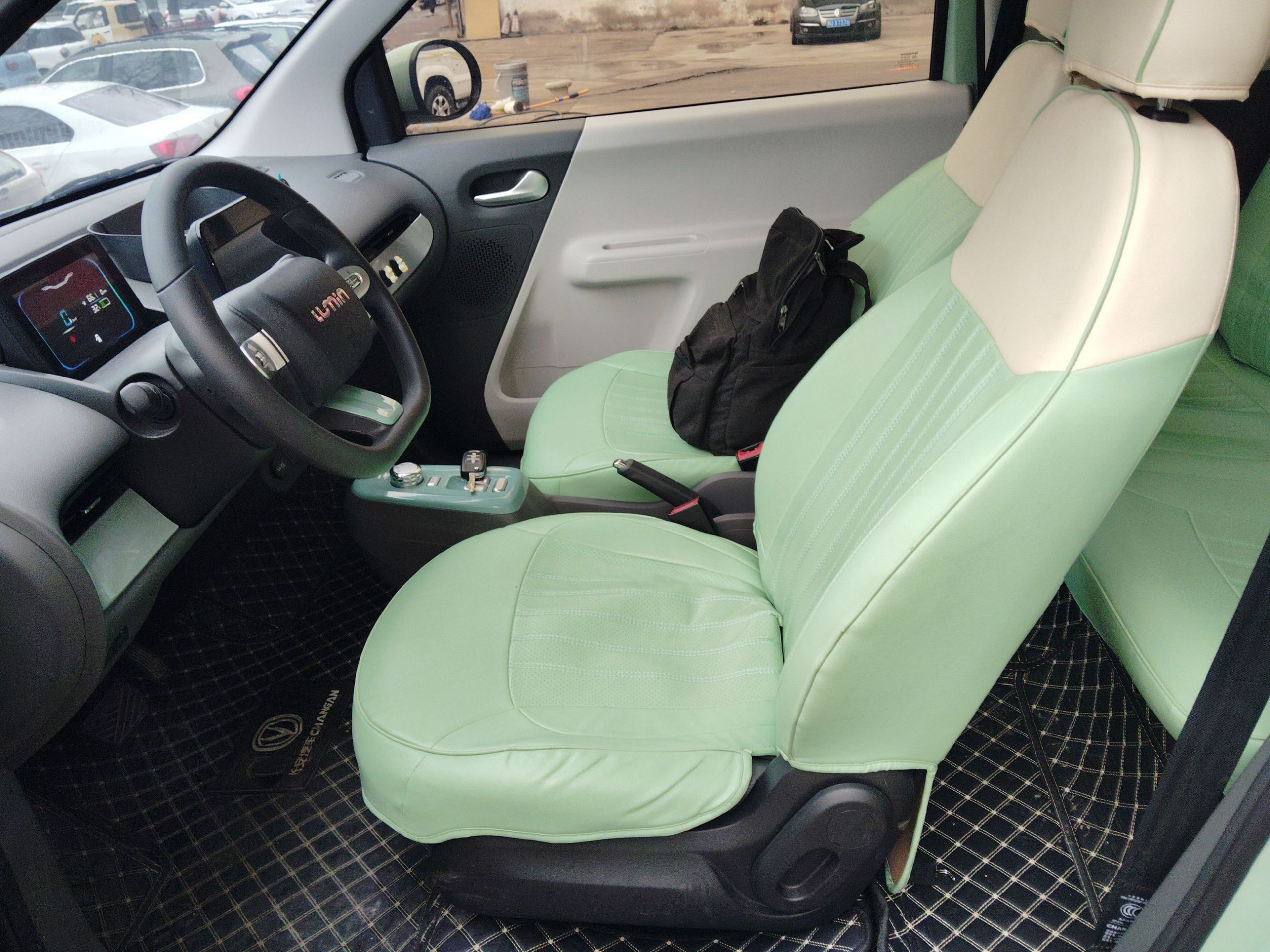 Переднее сиденье в автомобиле