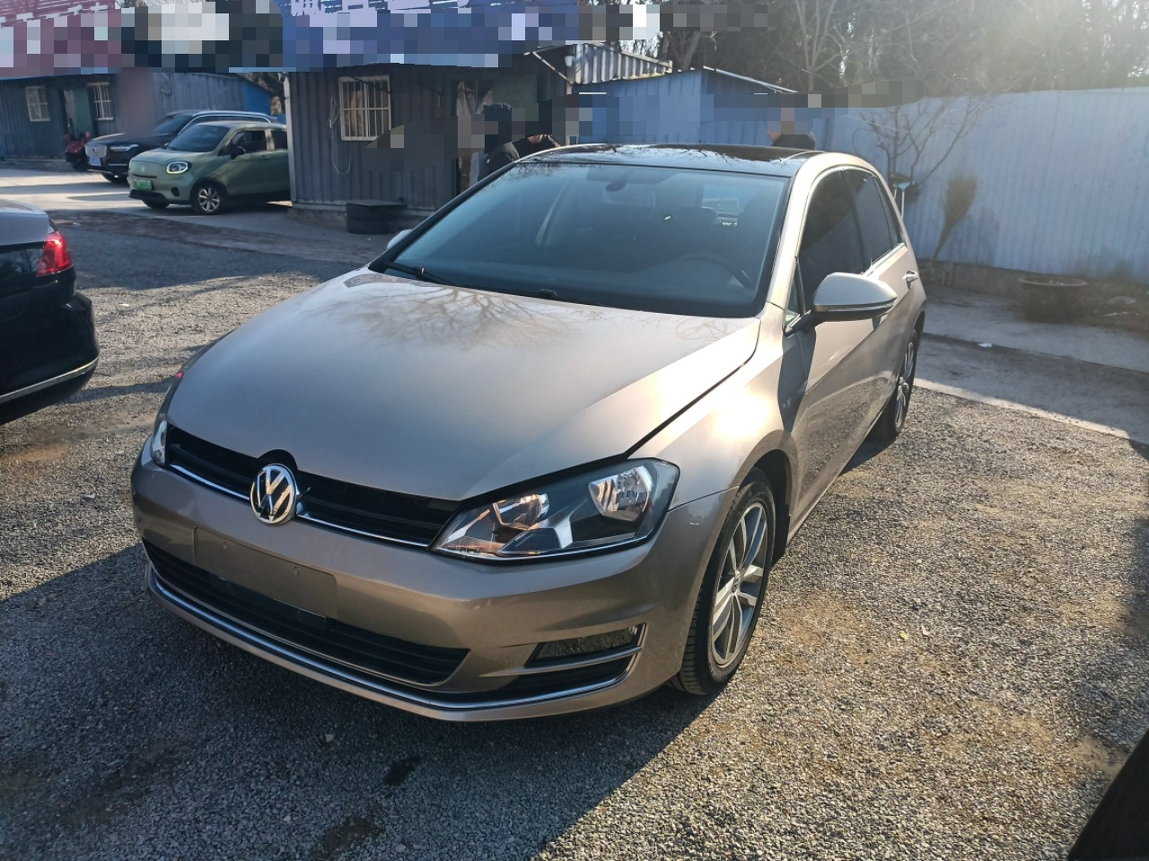 تحت مقدمة السيارة