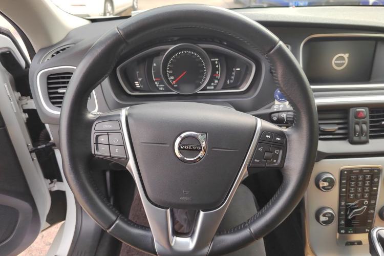 Used Volvo V40 2017 T3 Zhiya Edition

