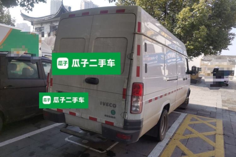 Used Iveco Daily 2023 2.5T V40 Van Long Wheelbase Mid-Roof Design Dual Tires Side-Swing Doors 2-3 Seater
