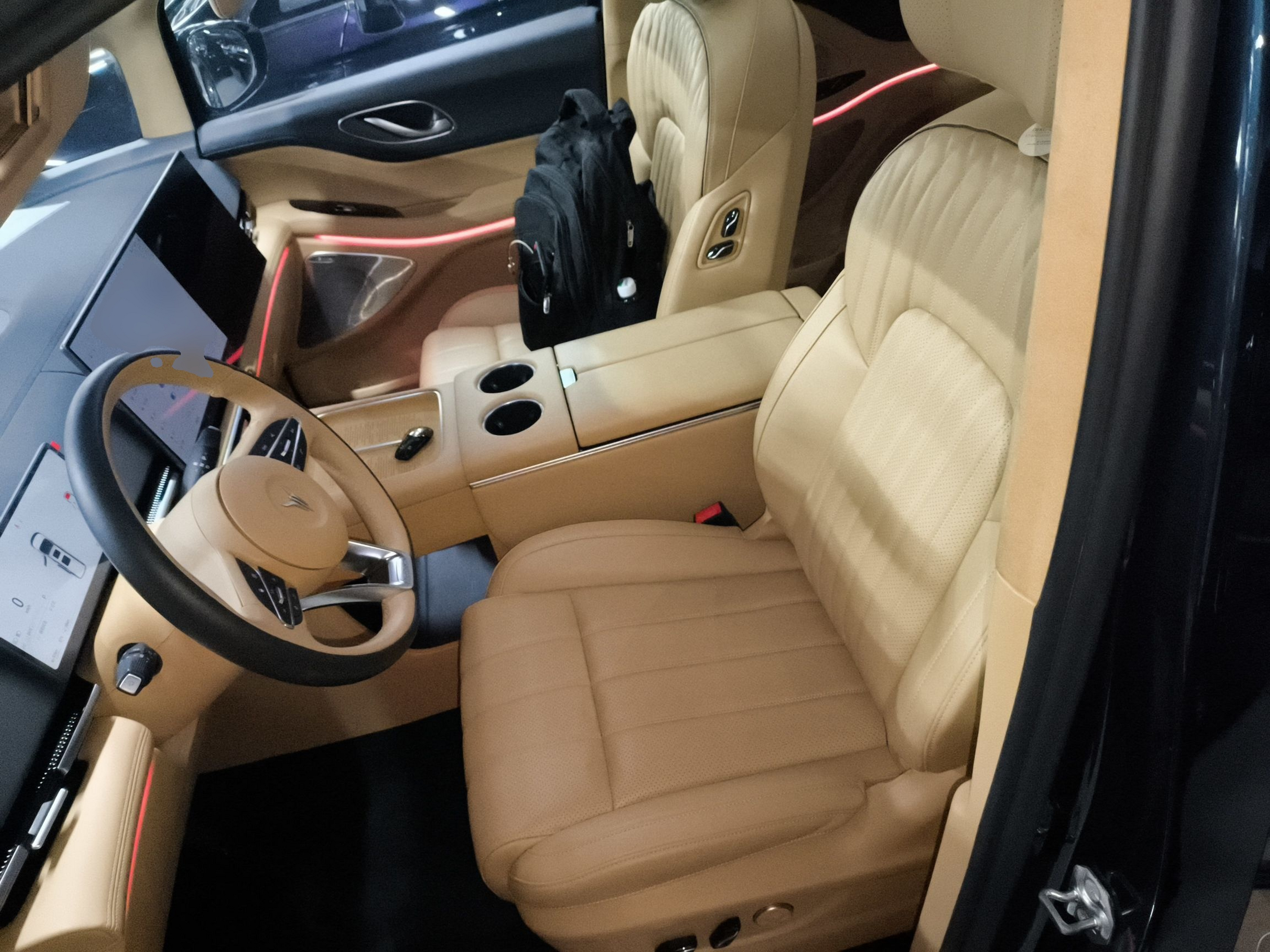 المقاعد الأمامية داخل السيارة