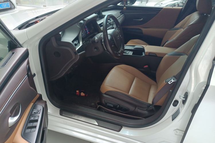 Used Lexus ES 2020 300h Premier Edition
