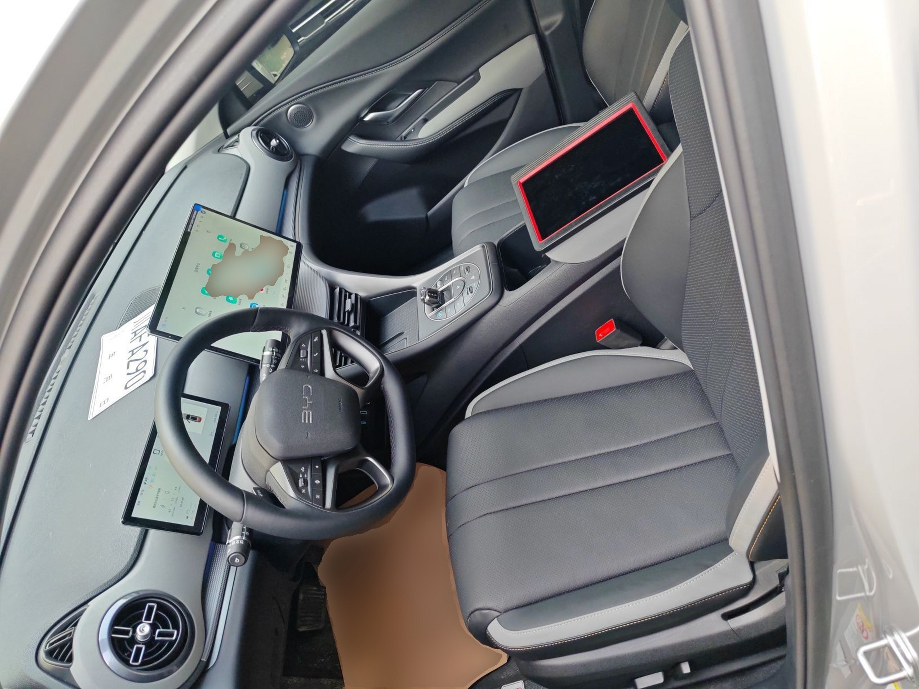 المقاعد الأمامية داخل السيارة