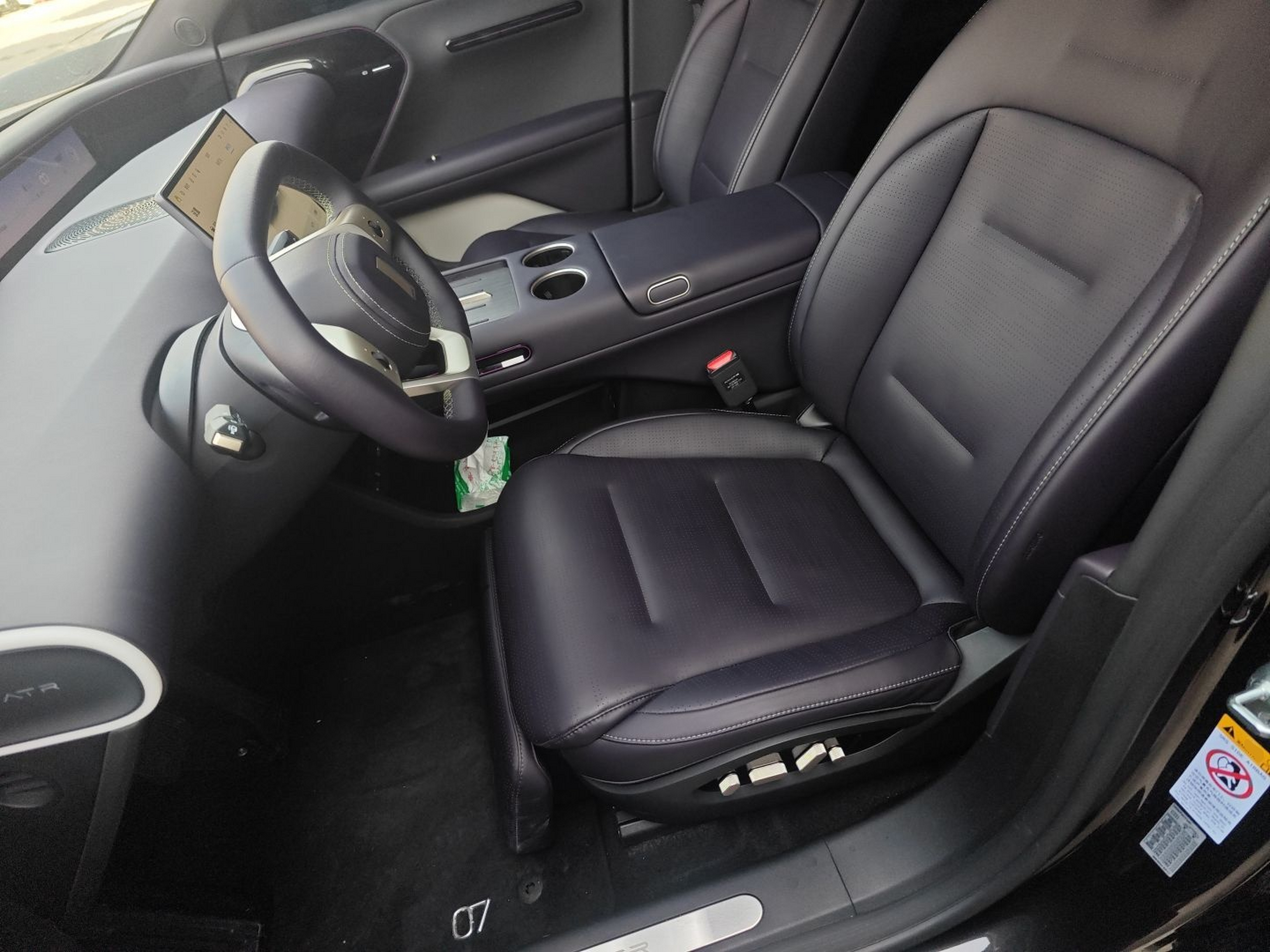 المقاعد الأمامية داخل السيارة